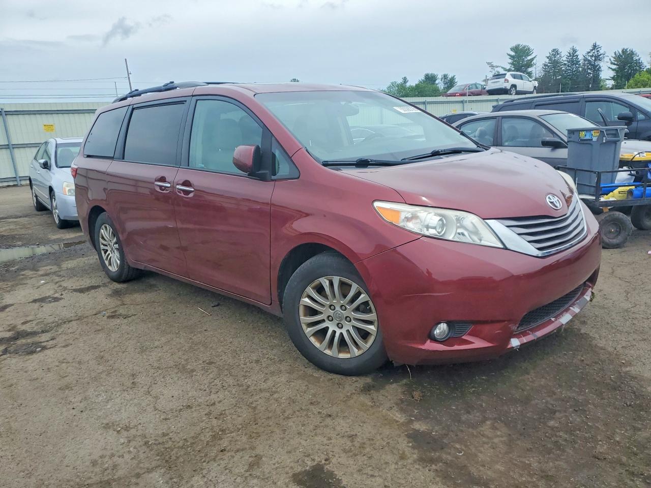 2017 Toyota Sienna Xle 8-passenger Red vin: 5TDYZ3DC2HS794720