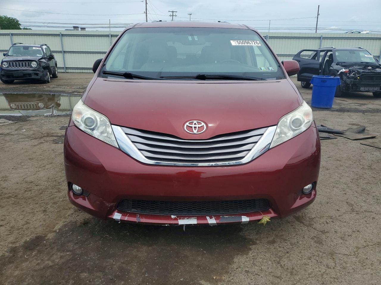 2017 Toyota Sienna Xle 8-passenger Red vin: 5TDYZ3DC2HS794720