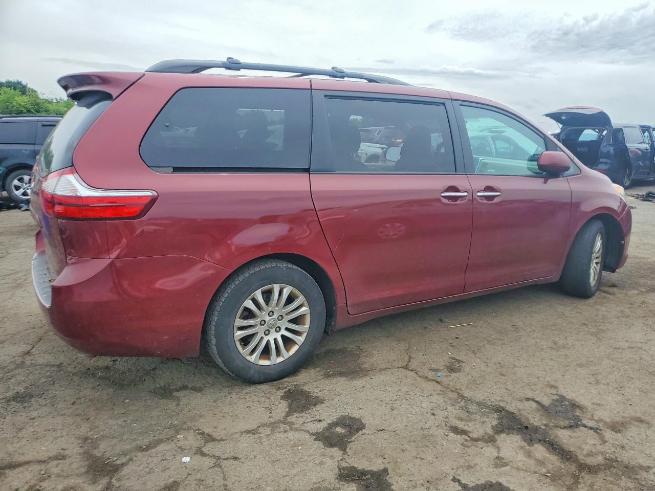 2017 Toyota Sienna Xle 8-passenger Red vin: 5TDYZ3DC2HS794720