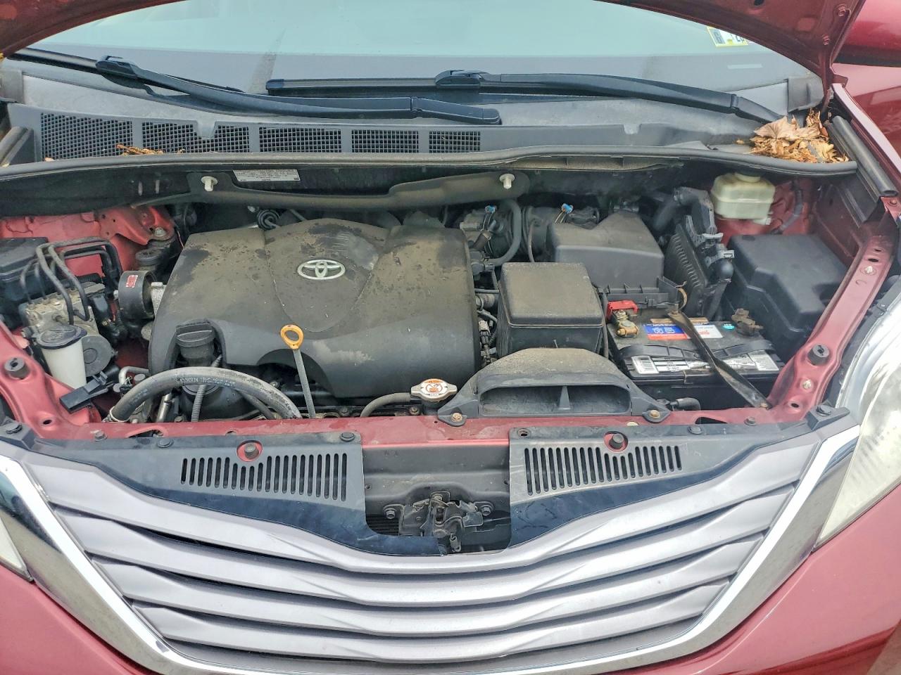 2017 Toyota Sienna Xle 8-passenger Red vin: 5TDYZ3DC2HS794720