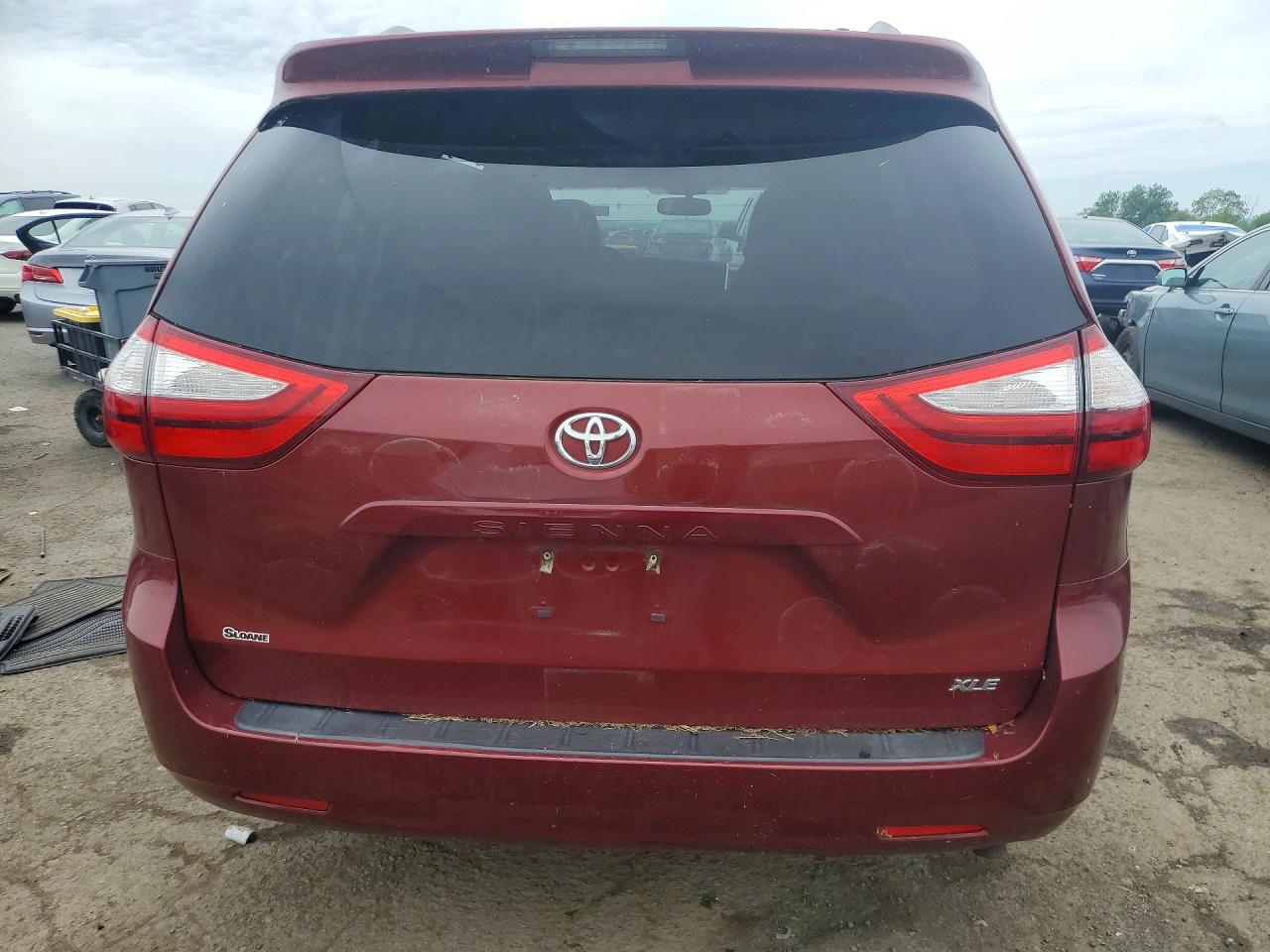 2017 Toyota Sienna Xle 8-passenger Red vin: 5TDYZ3DC2HS794720