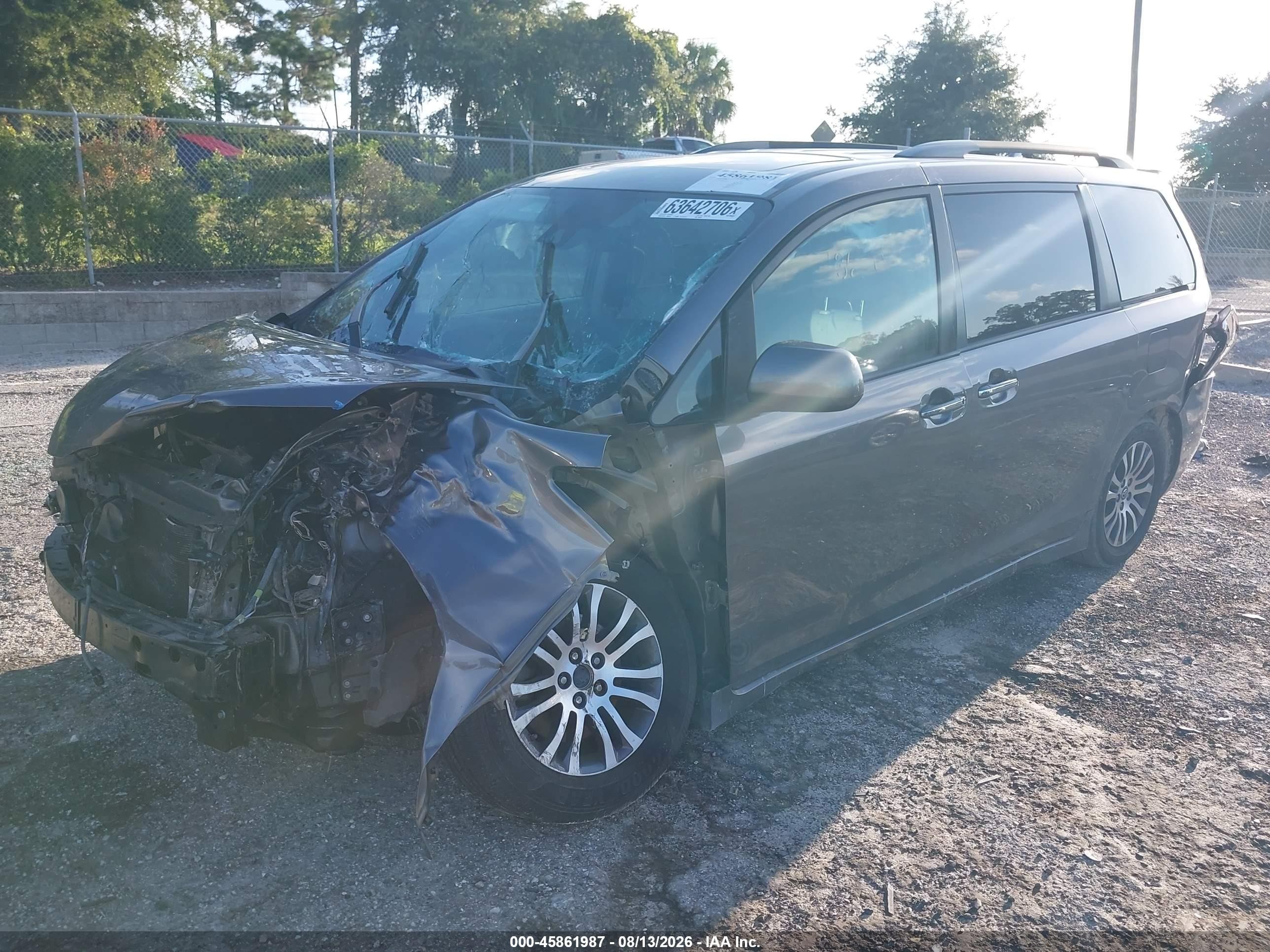 2018 Toyota Sienna Xle 8 Passenger Gray vin: 5TDYZ3DC4JS942498