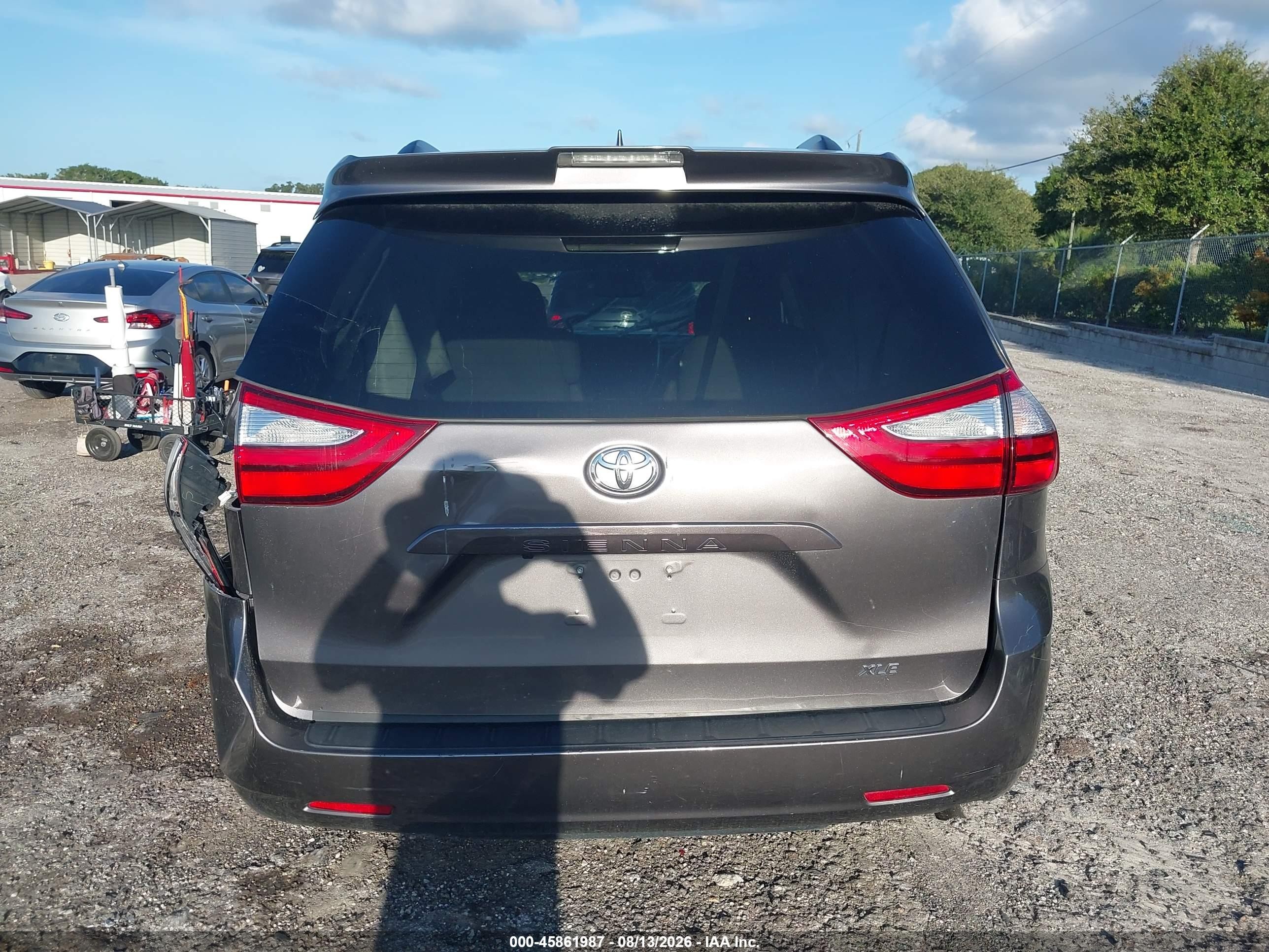 2018 Toyota Sienna Xle 8 Passenger Gray vin: 5TDYZ3DC4JS942498