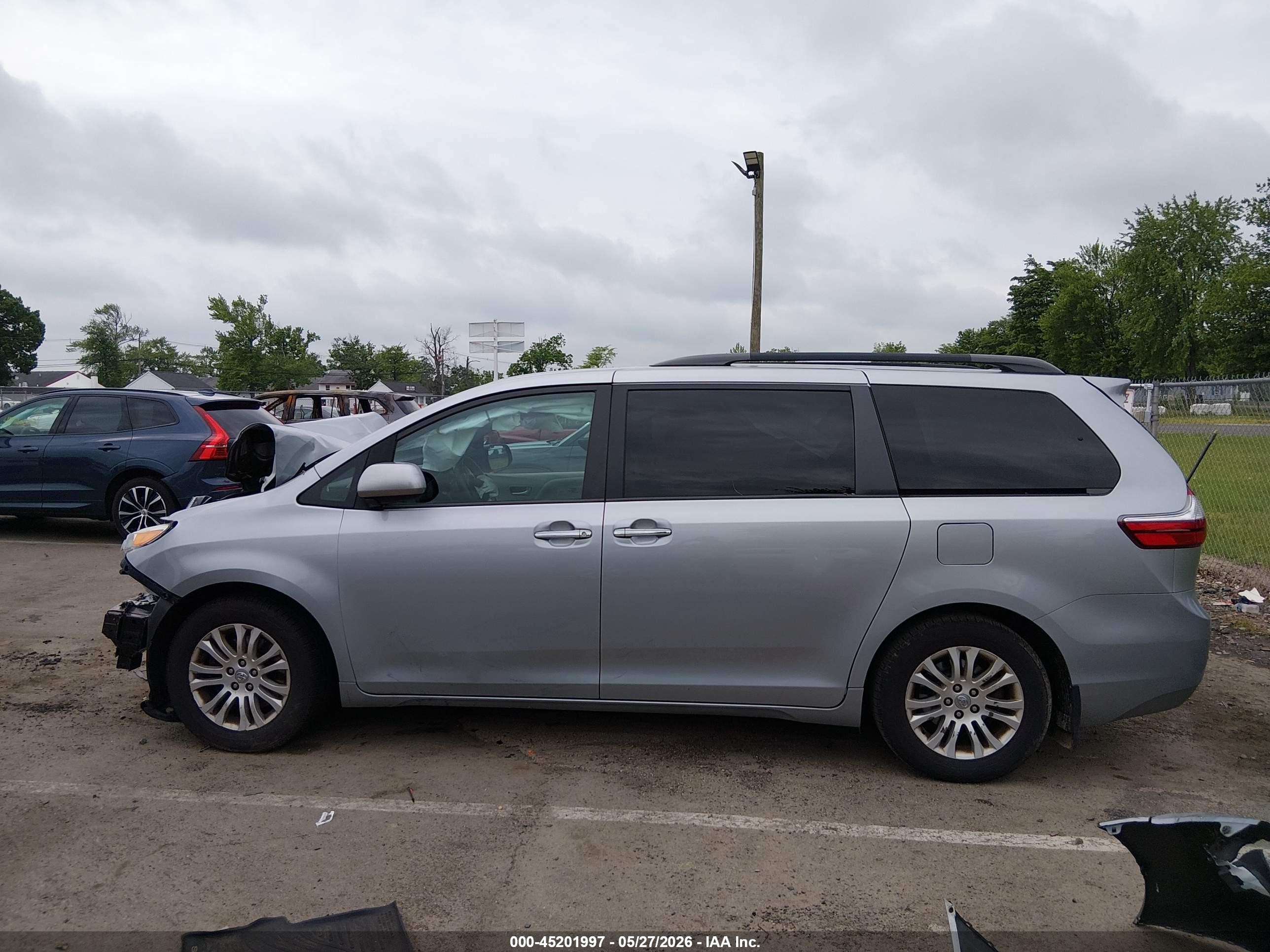 2017 Toyota Sienna Xle 8 Passenger Silver vin: 5TDYZ3DC5HS782982