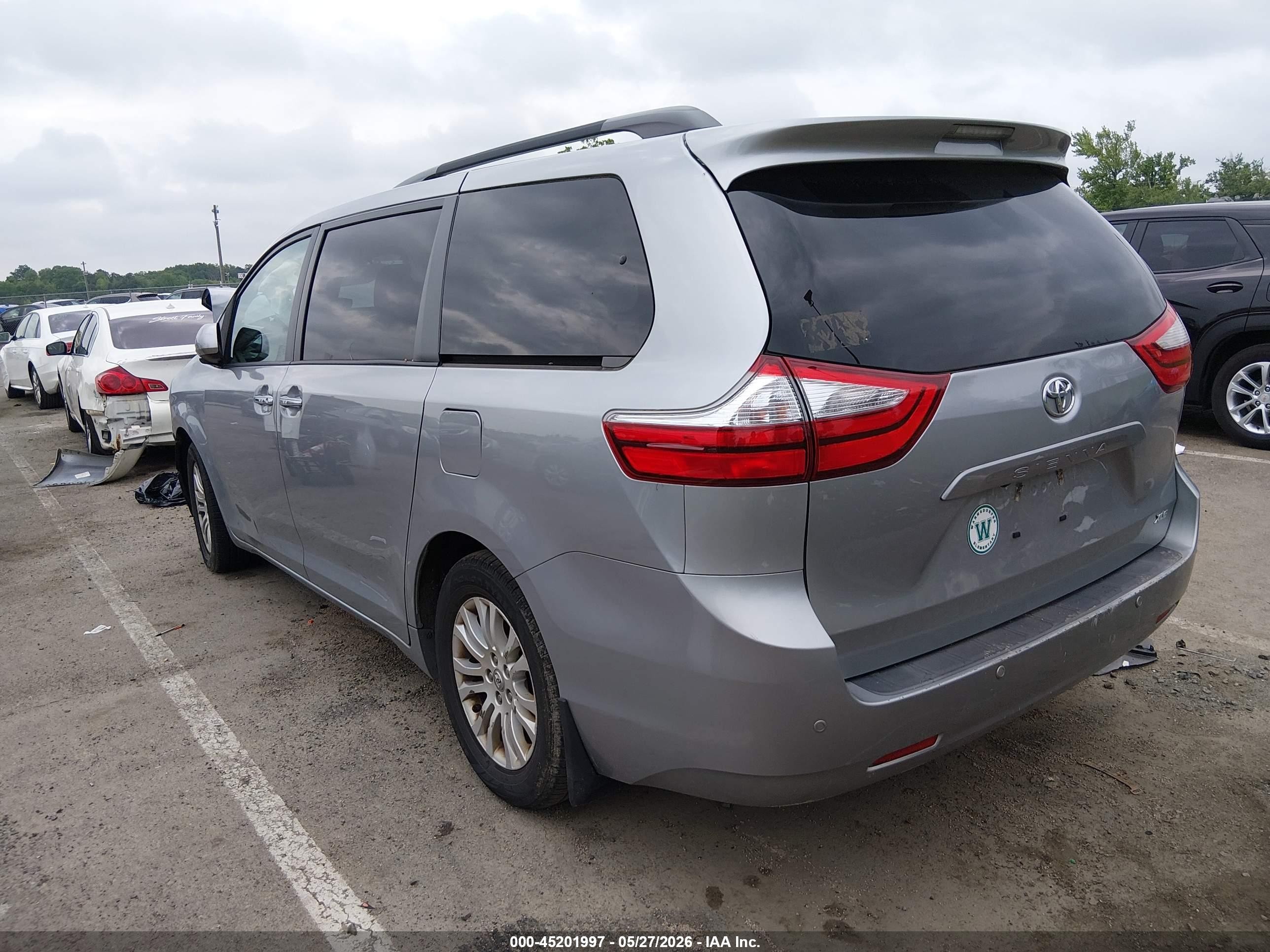 2017 Toyota Sienna Xle 8 Passenger Silver vin: 5TDYZ3DC5HS782982