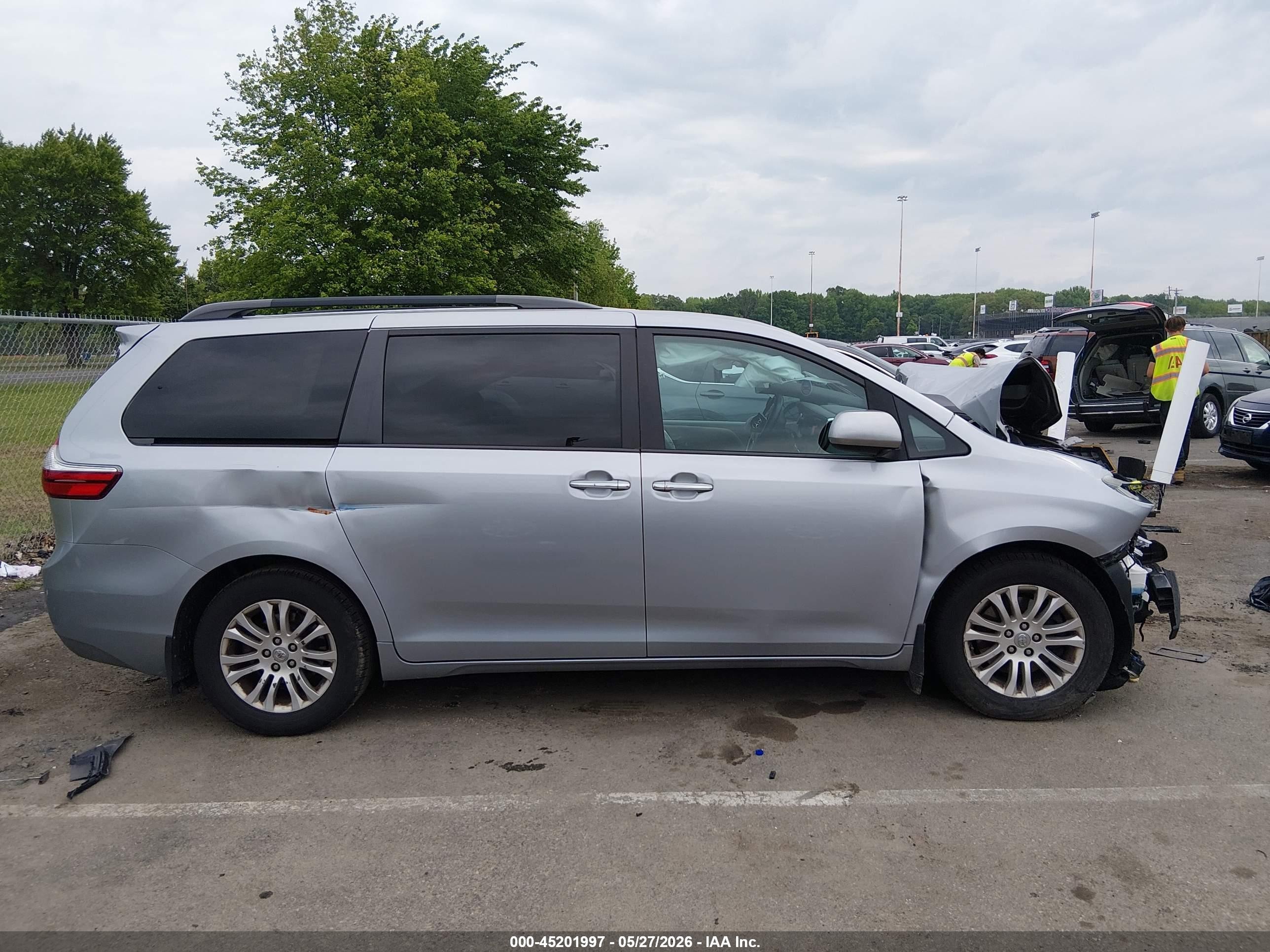 2017 Toyota Sienna Xle 8 Passenger Silver vin: 5TDYZ3DC5HS782982