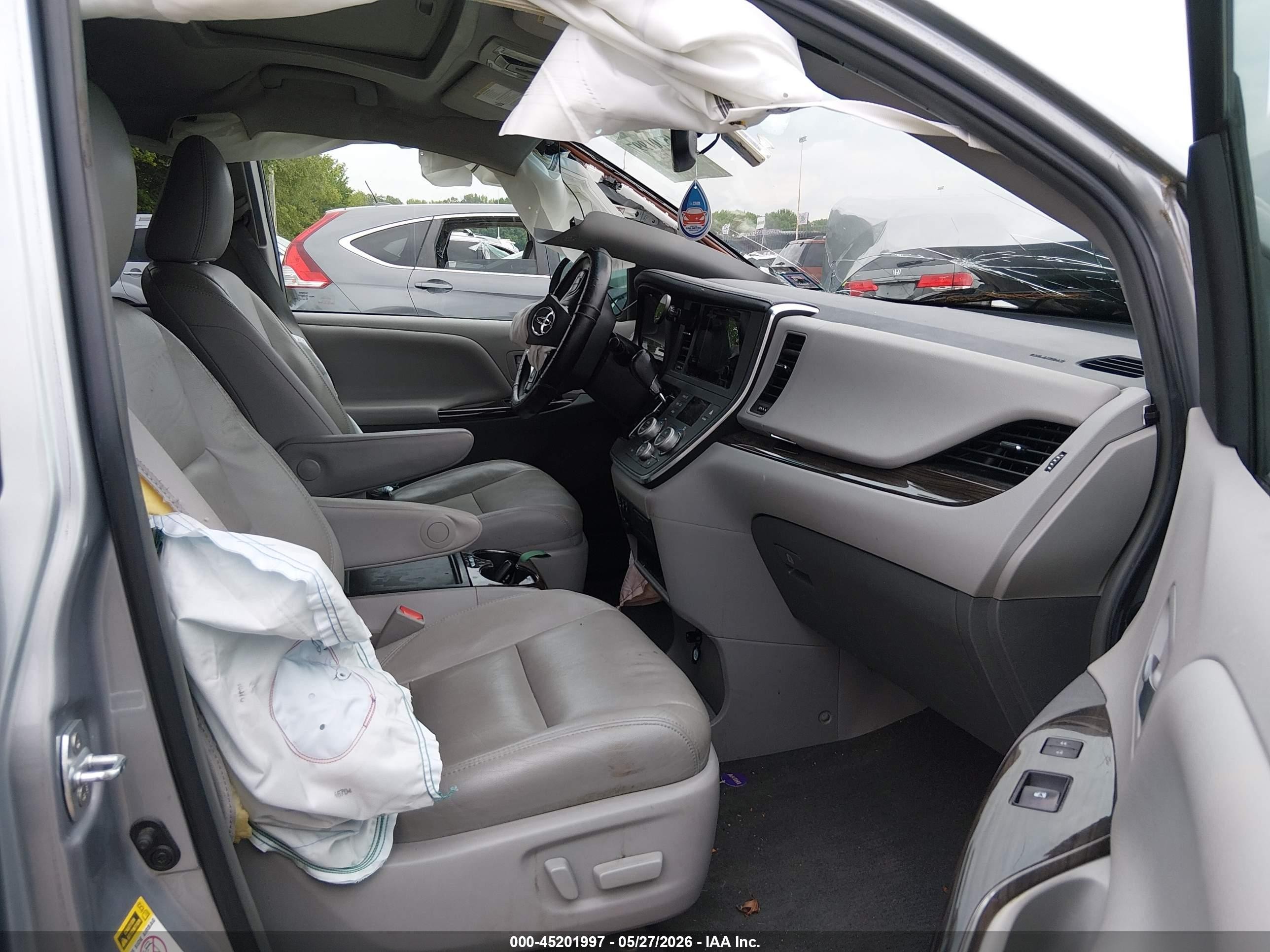 2017 Toyota Sienna Xle 8 Passenger Silver vin: 5TDYZ3DC5HS782982