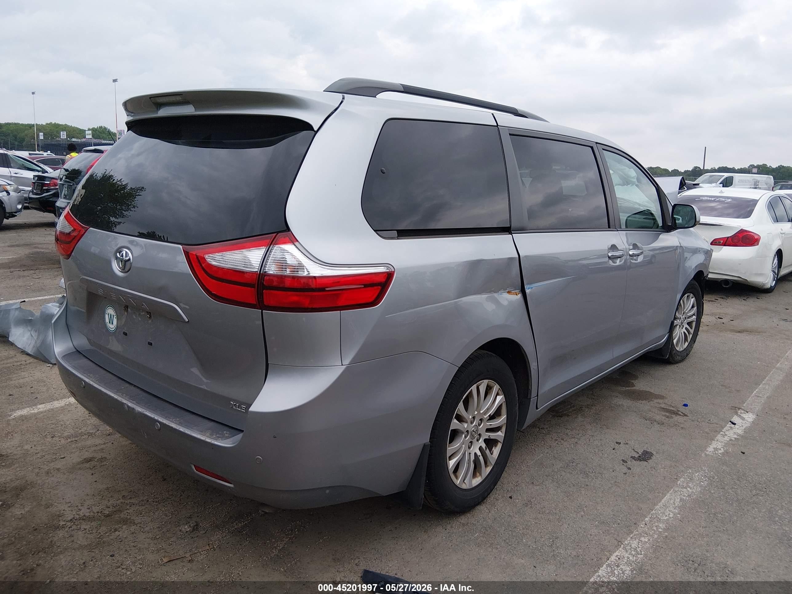 2017 Toyota Sienna Xle 8 Passenger Silver vin: 5TDYZ3DC5HS782982