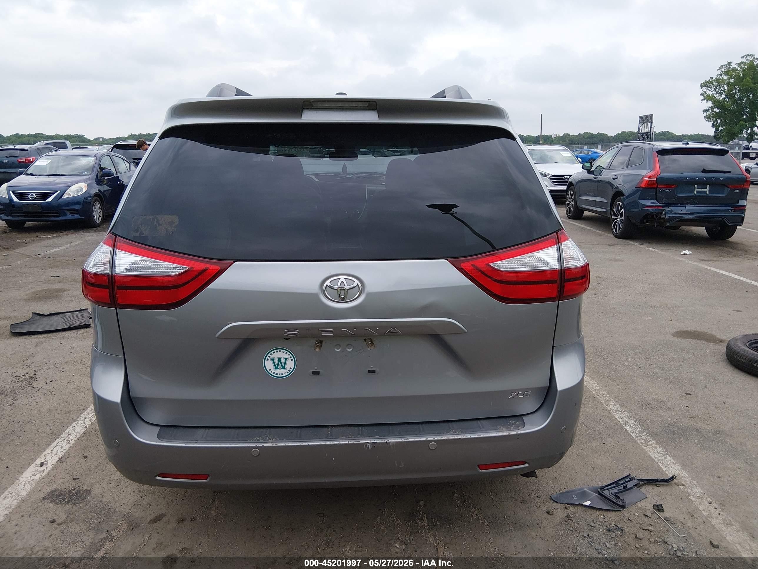 2017 Toyota Sienna Xle 8 Passenger Silver vin: 5TDYZ3DC5HS782982