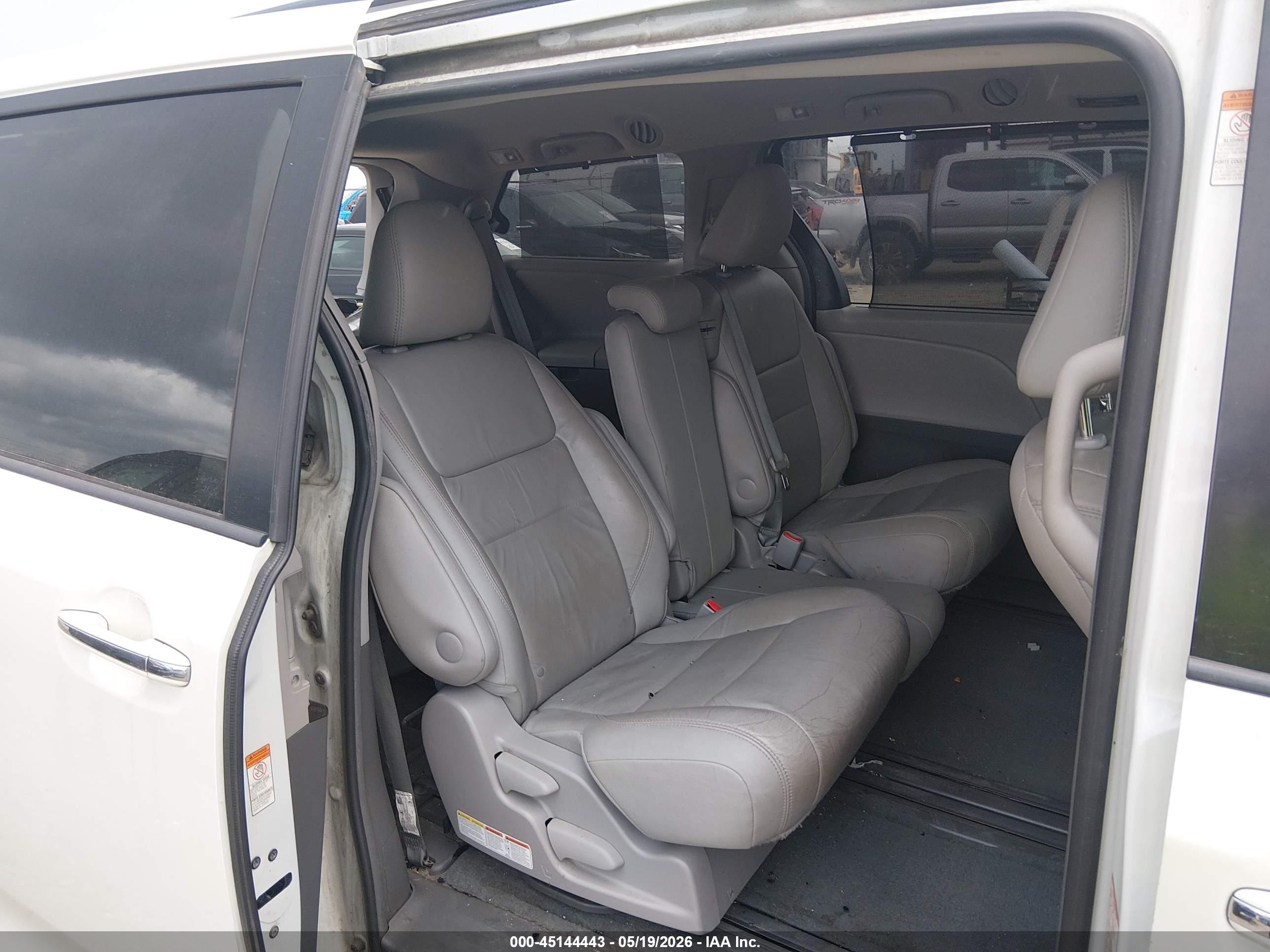 2017 Toyota Sienna Xle 8 Passenger White vin: 5TDYZ3DC5HS889174