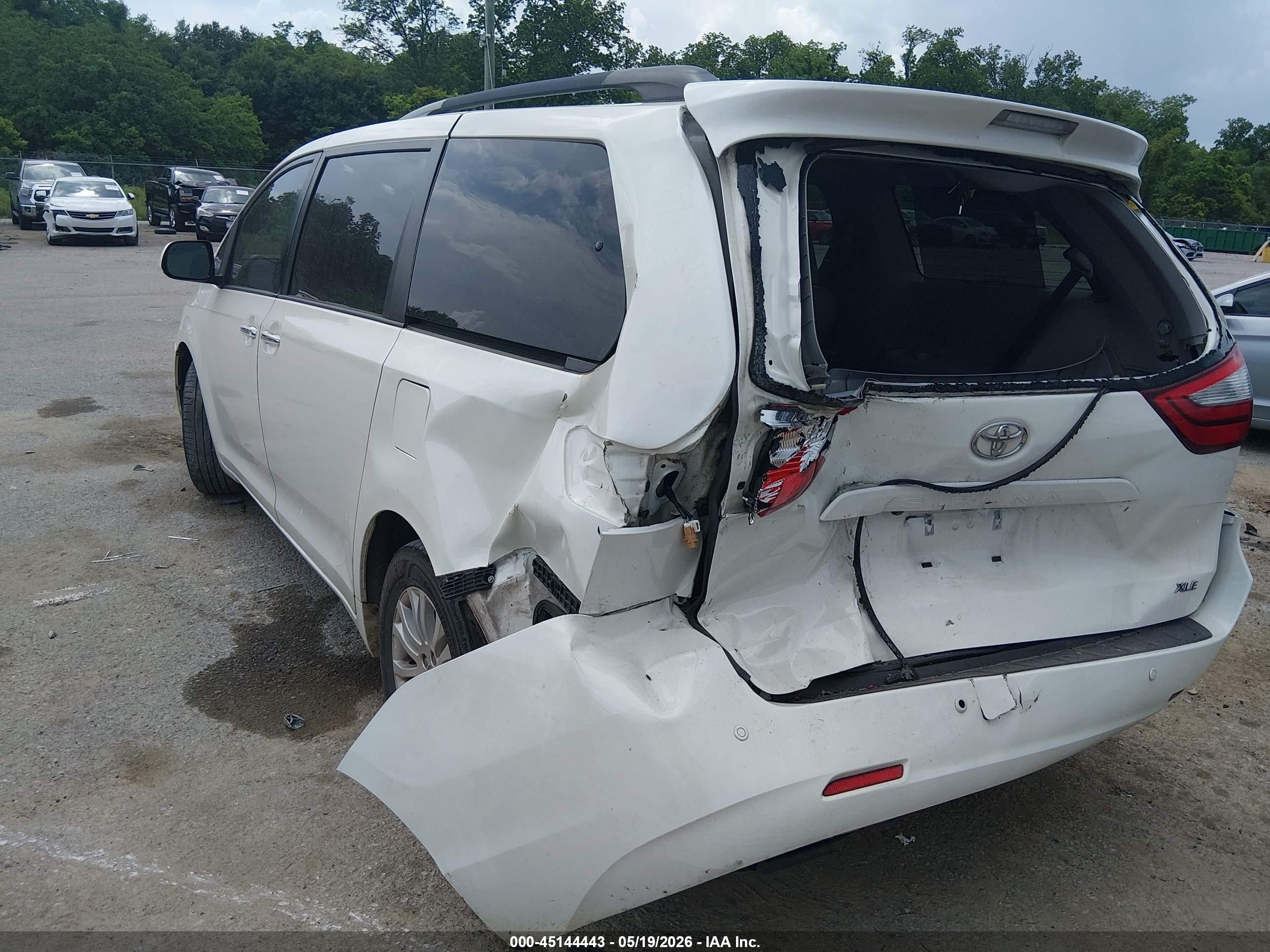 2017 Toyota Sienna Xle 8 Passenger White vin: 5TDYZ3DC5HS889174