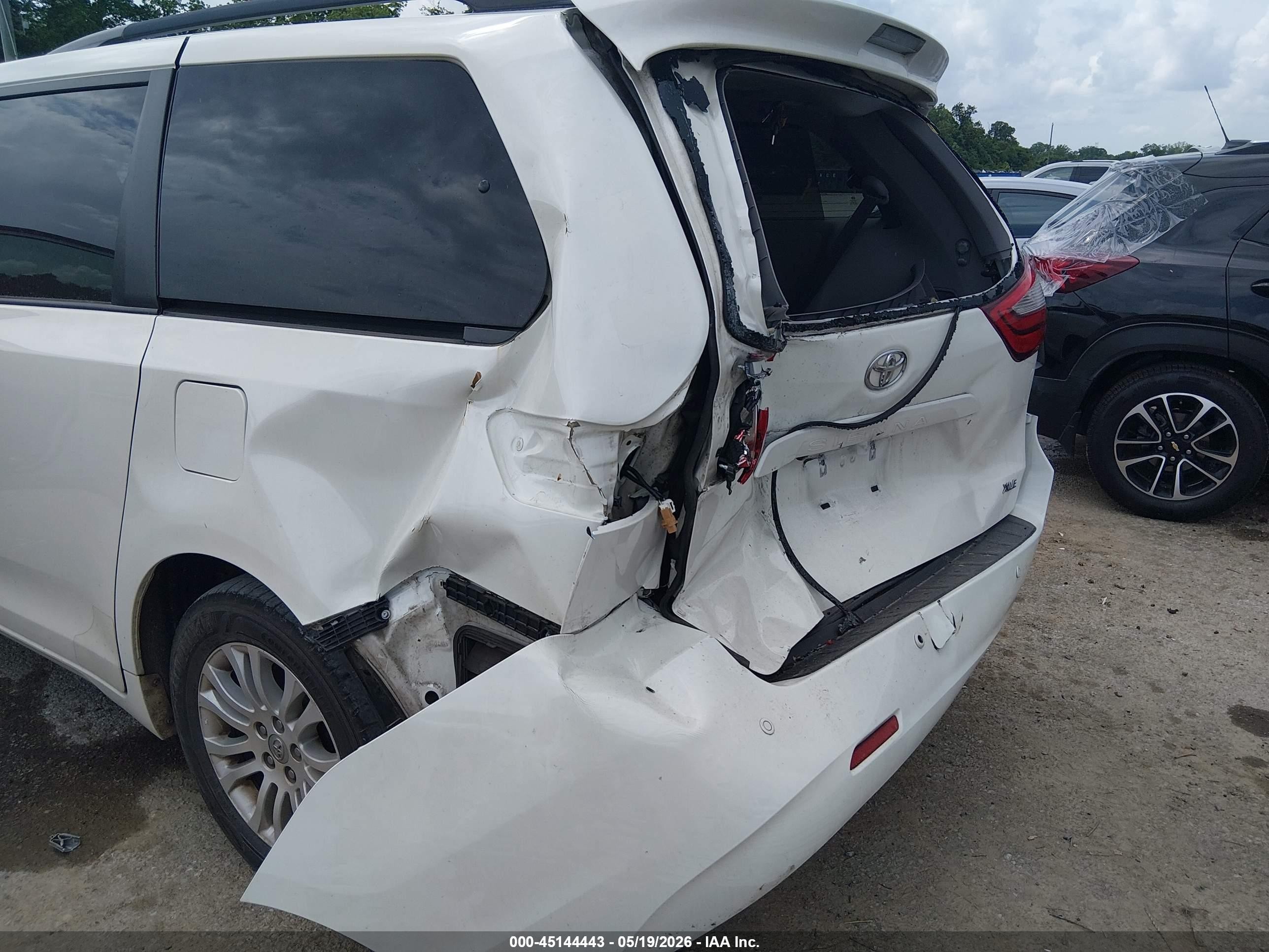2017 Toyota Sienna Xle 8 Passenger White vin: 5TDYZ3DC5HS889174