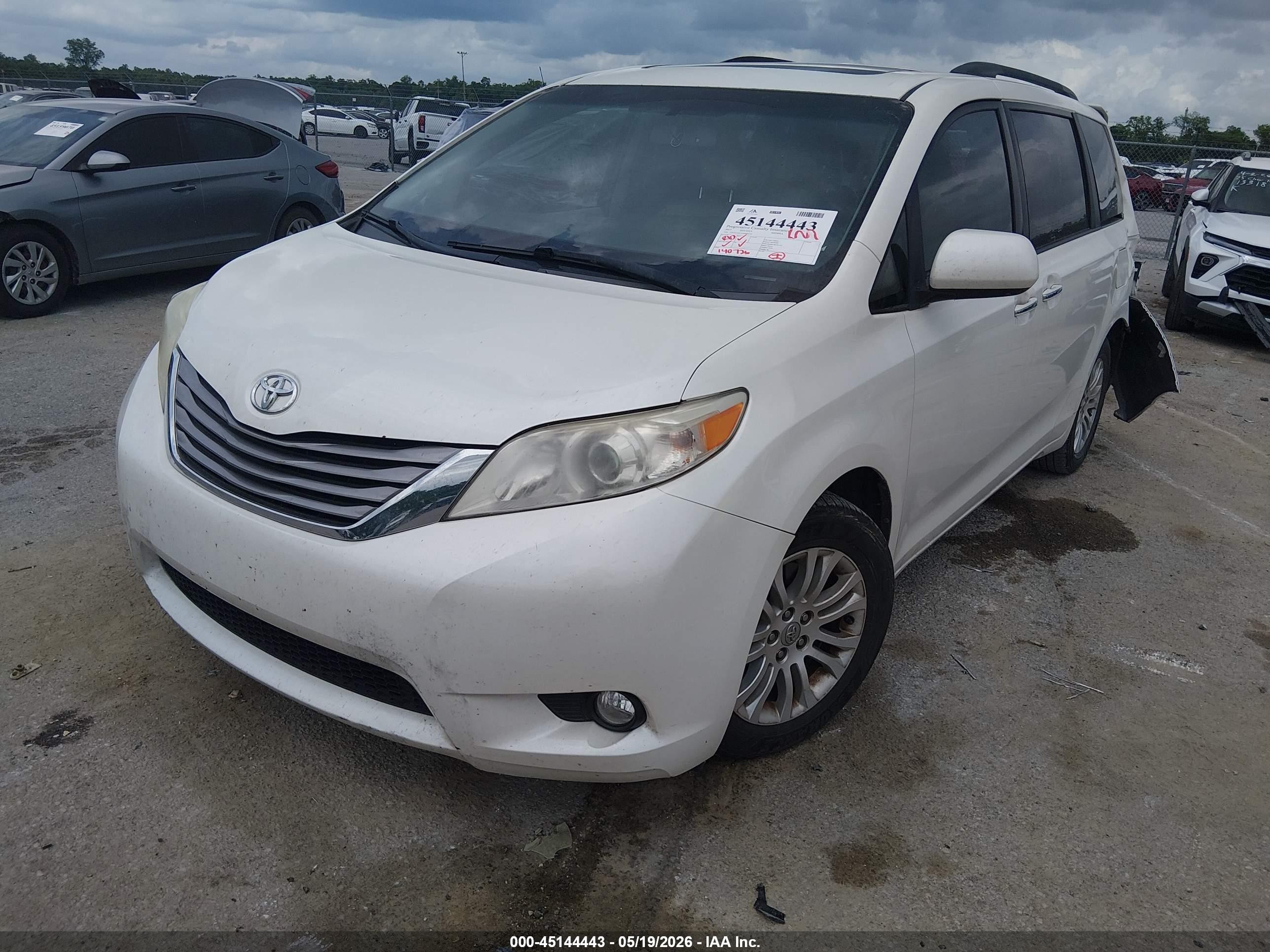 2017 Toyota Sienna Xle 8 Passenger White vin: 5TDYZ3DC5HS889174