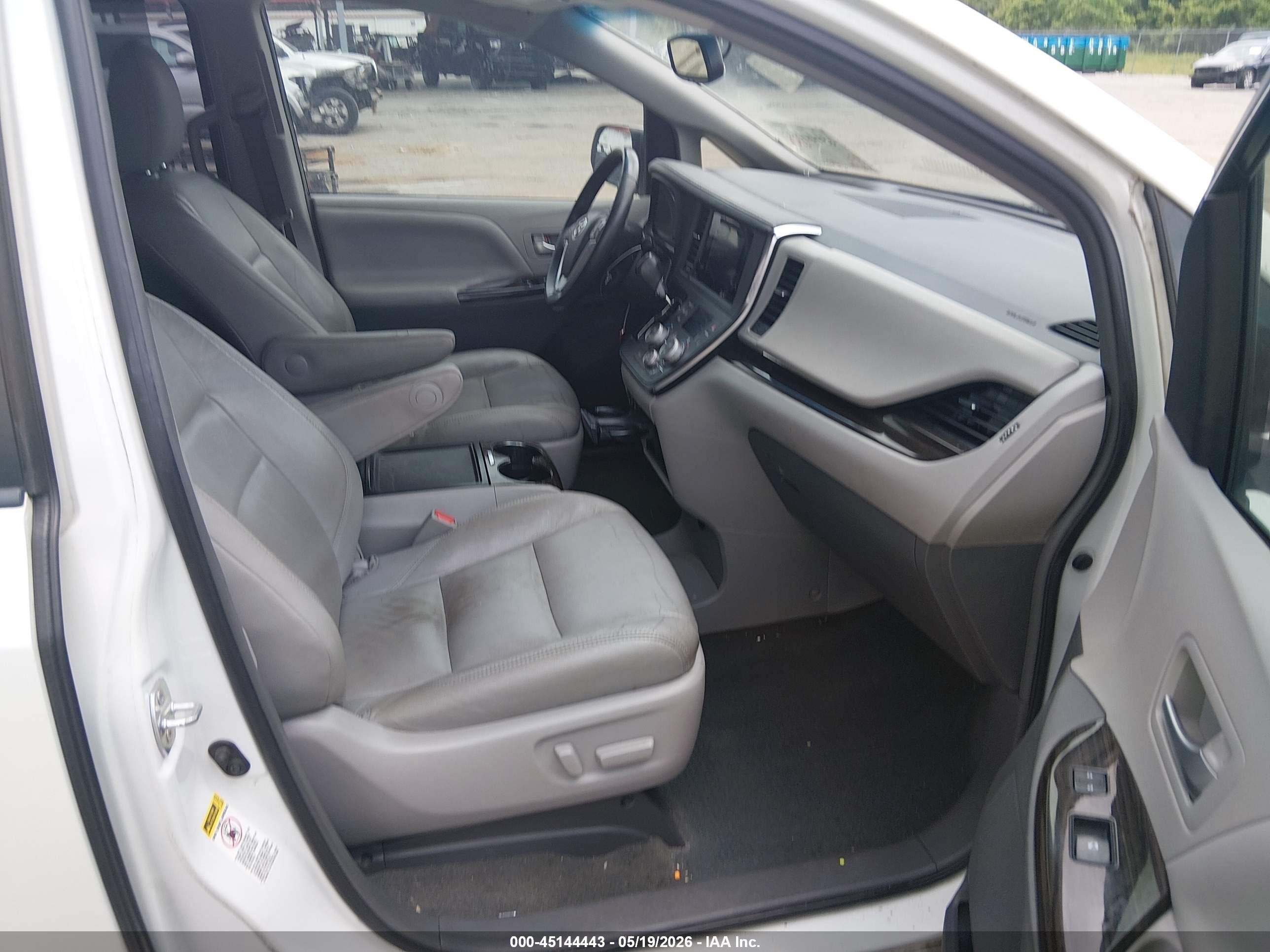 2017 Toyota Sienna Xle 8 Passenger White vin: 5TDYZ3DC5HS889174
