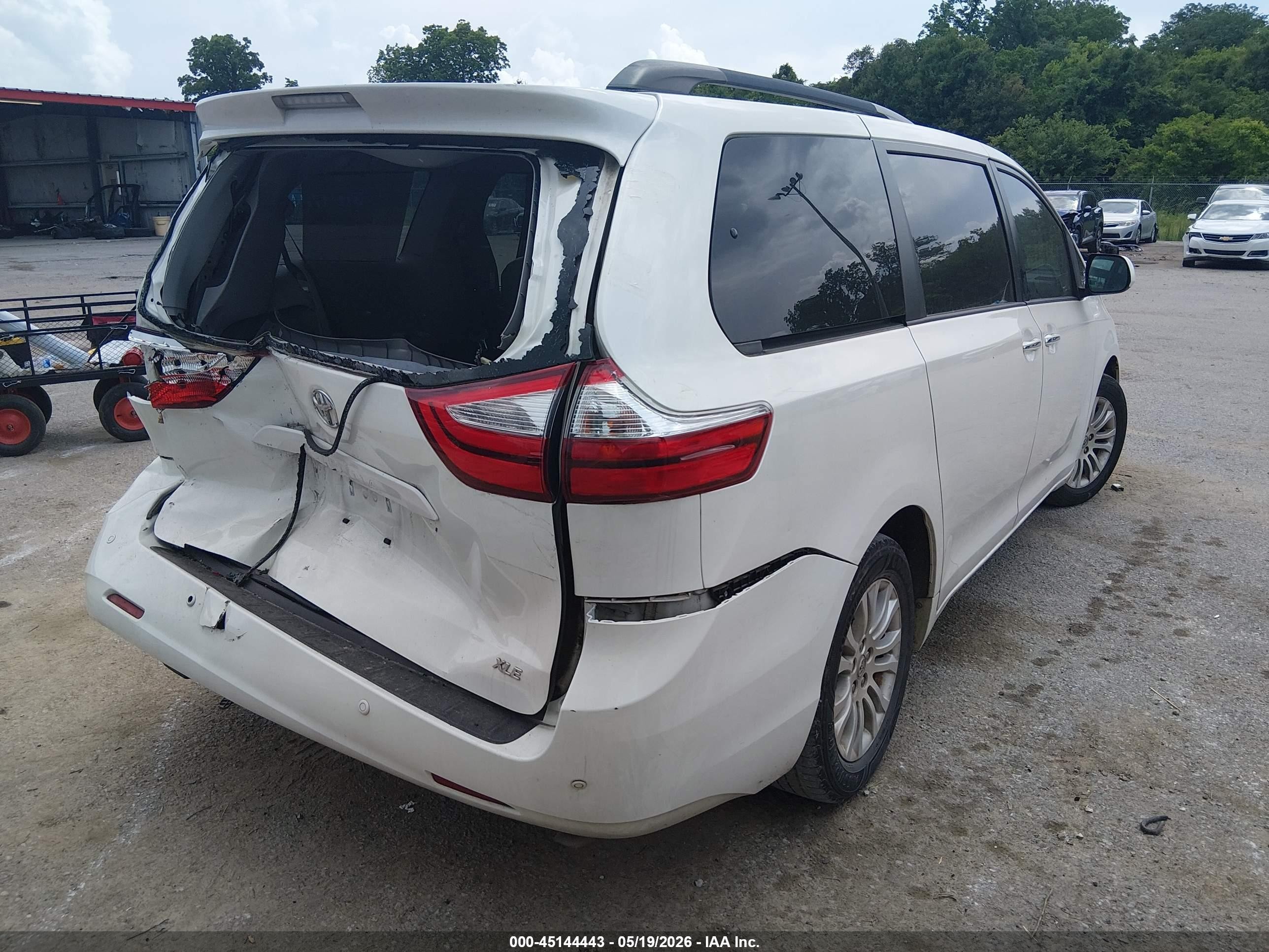 2017 Toyota Sienna Xle 8 Passenger White vin: 5TDYZ3DC5HS889174