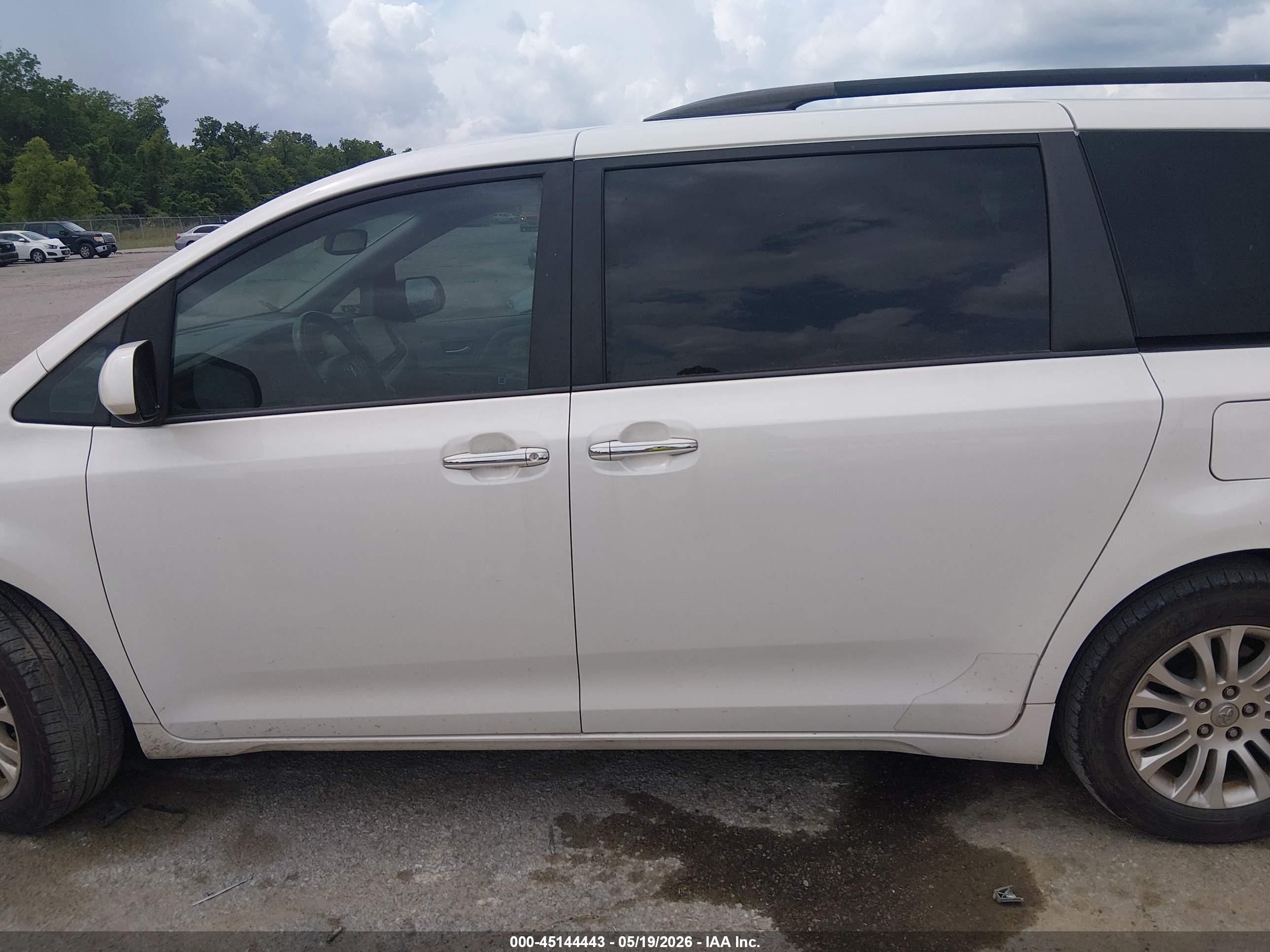 2017 Toyota Sienna Xle 8 Passenger White vin: 5TDYZ3DC5HS889174