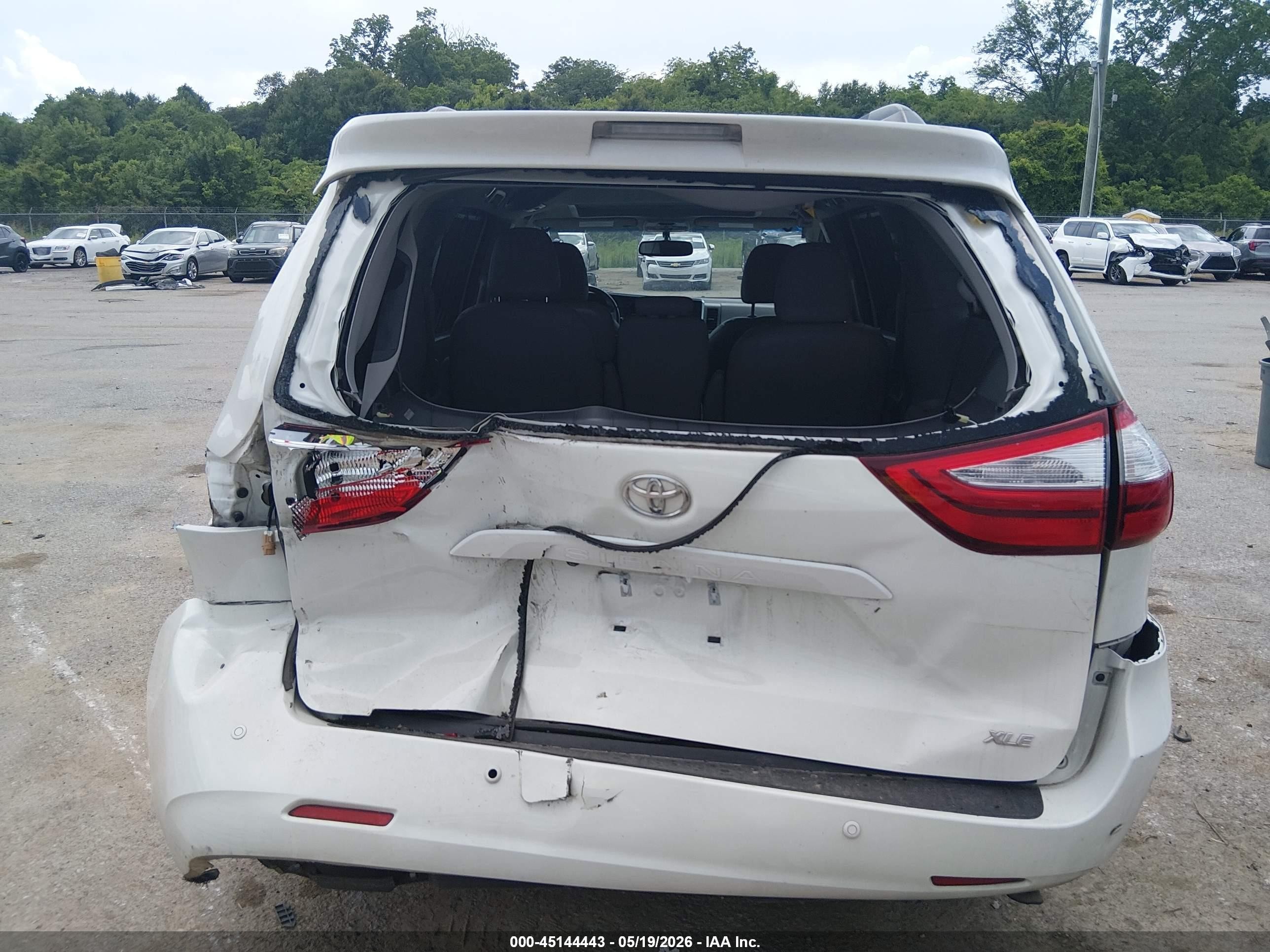 2017 Toyota Sienna Xle 8 Passenger White vin: 5TDYZ3DC5HS889174