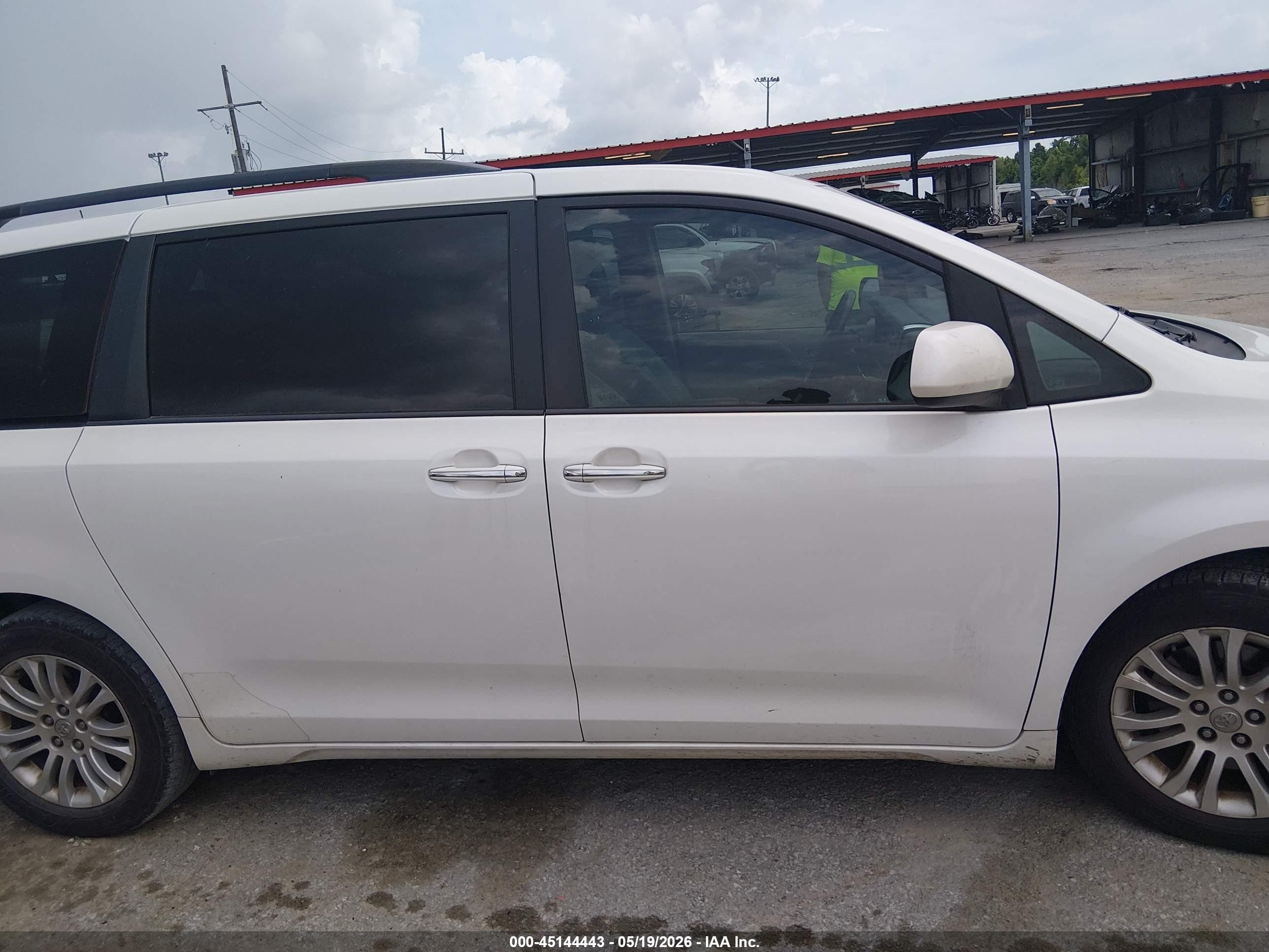 2017 Toyota Sienna Xle 8 Passenger White vin: 5TDYZ3DC5HS889174
