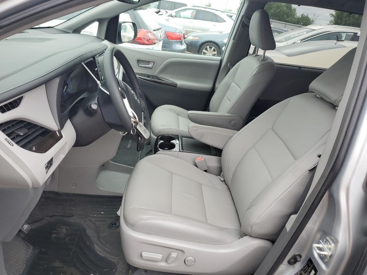2019 Toyota Sienna Xle Серебряный vin: 5TDYZ3DC5KS008528