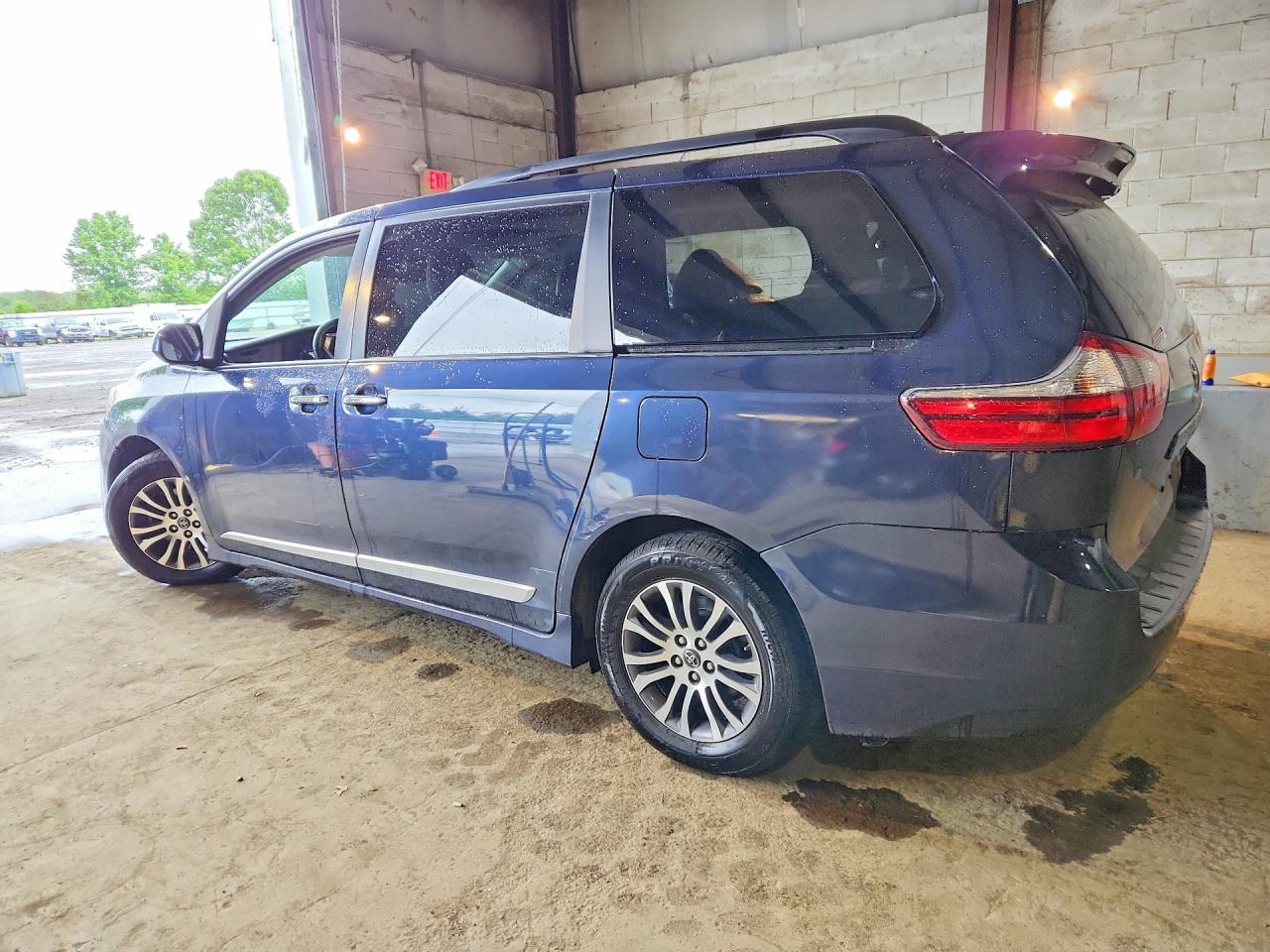 2018 Toyota Sienna Xle 8-passenger Blue vin: 5TDYZ3DC6JS954751