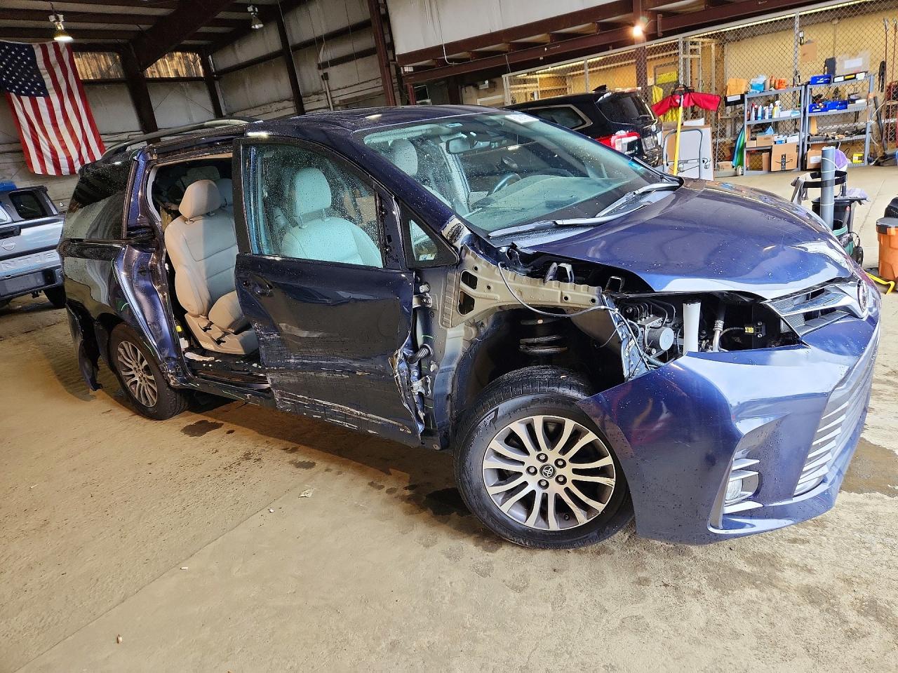 2018 Toyota Sienna Xle 8-passenger Blue vin: 5TDYZ3DC6JS954751