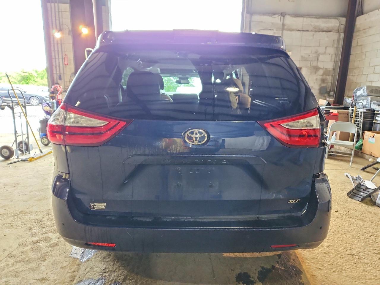 2018 Toyota Sienna Xle 8-passenger Blue vin: 5TDYZ3DC6JS954751