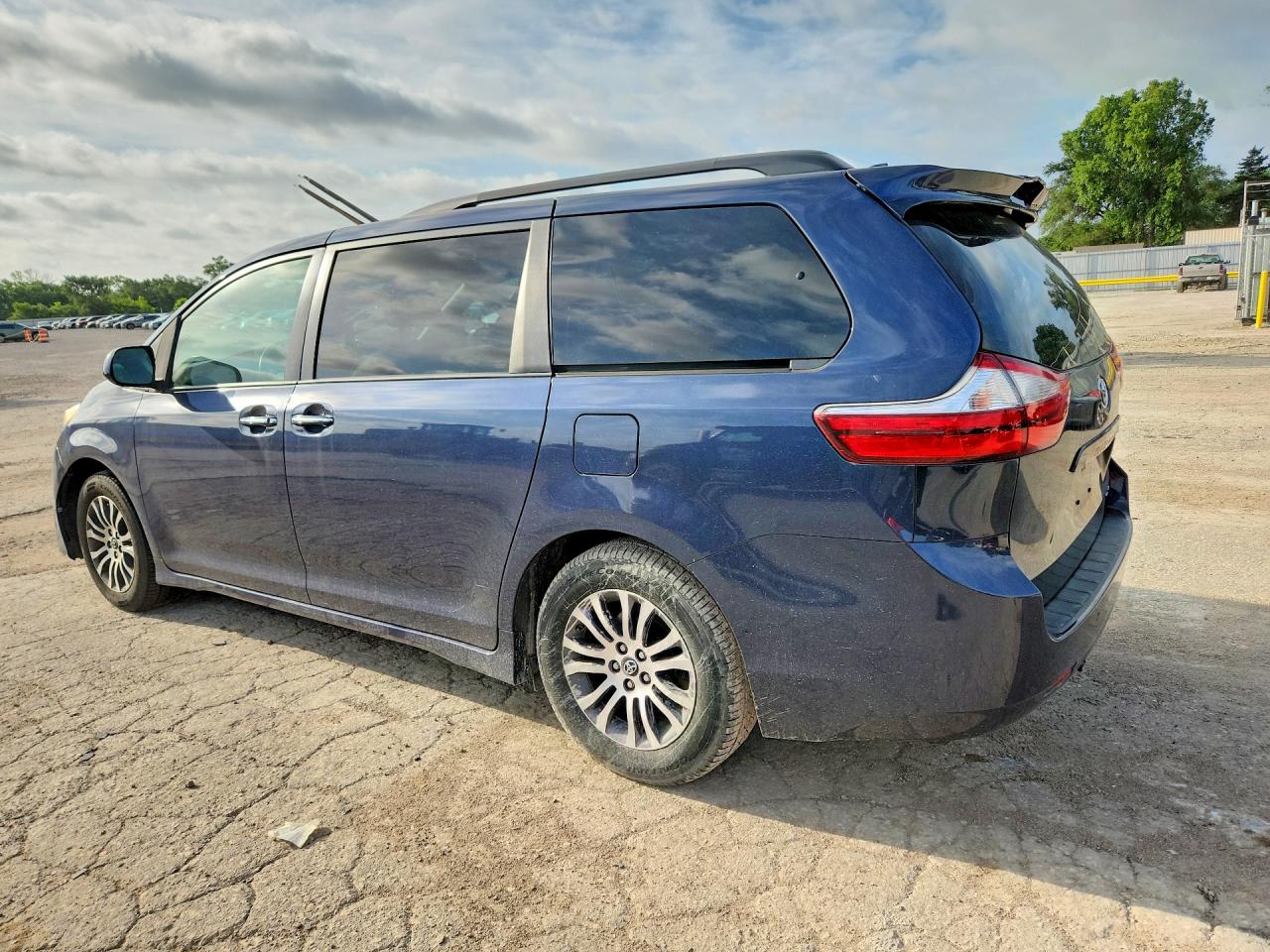 2018 Toyota Sienna Xle 7-passenger Auto Access Se Blue vin: 5TDYZ3DC7JS943449