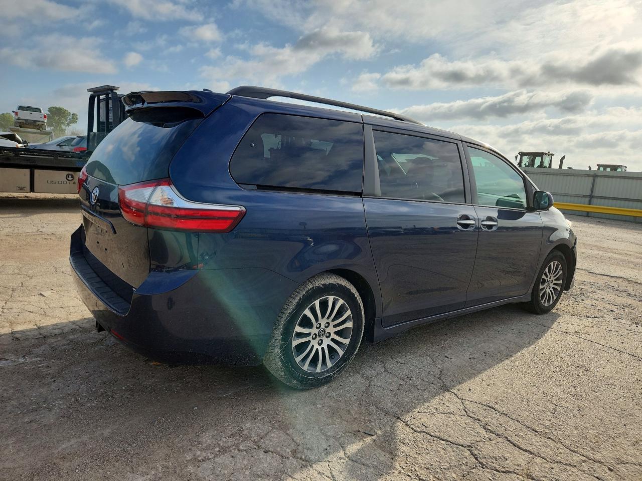 2018 Toyota Sienna Xle 7-passenger Auto Access Se Blue vin: 5TDYZ3DC7JS943449