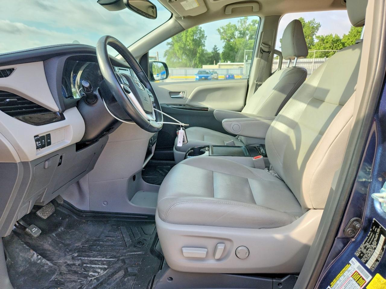 2018 Toyota Sienna Xle 7-passenger Auto Access Se Blue vin: 5TDYZ3DC7JS943449
