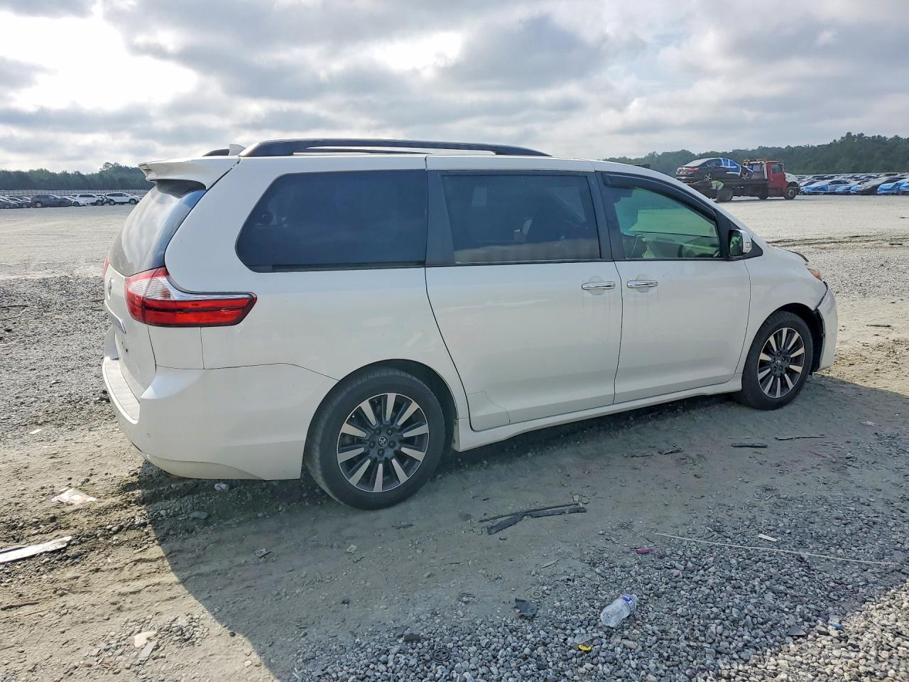 2018 Toyota Sienna Limited Premium 7-passenger White vin: 5TDYZ3DC7JS959361