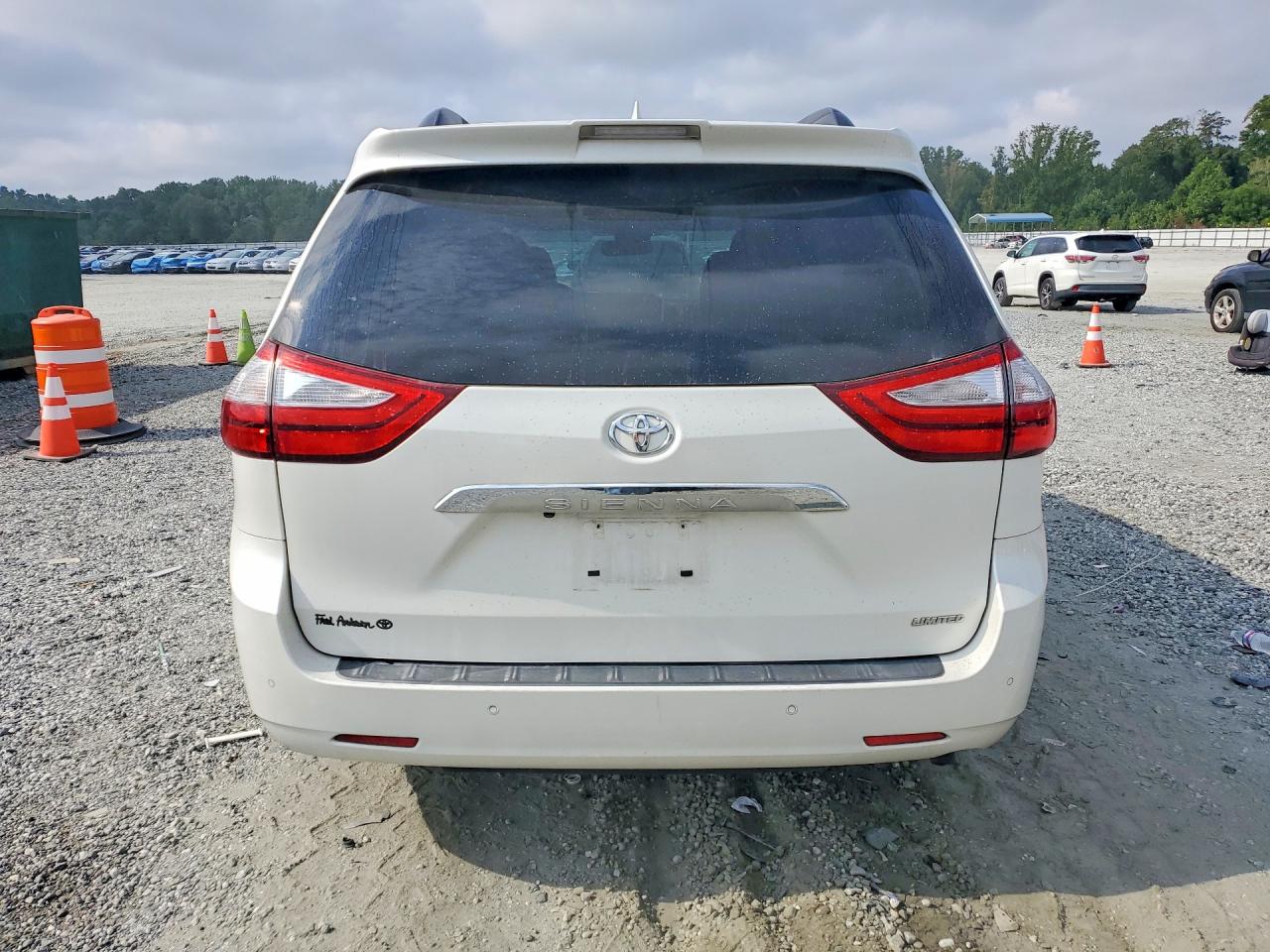 2018 Toyota Sienna Limited Premium 7-passenger White vin: 5TDYZ3DC7JS959361