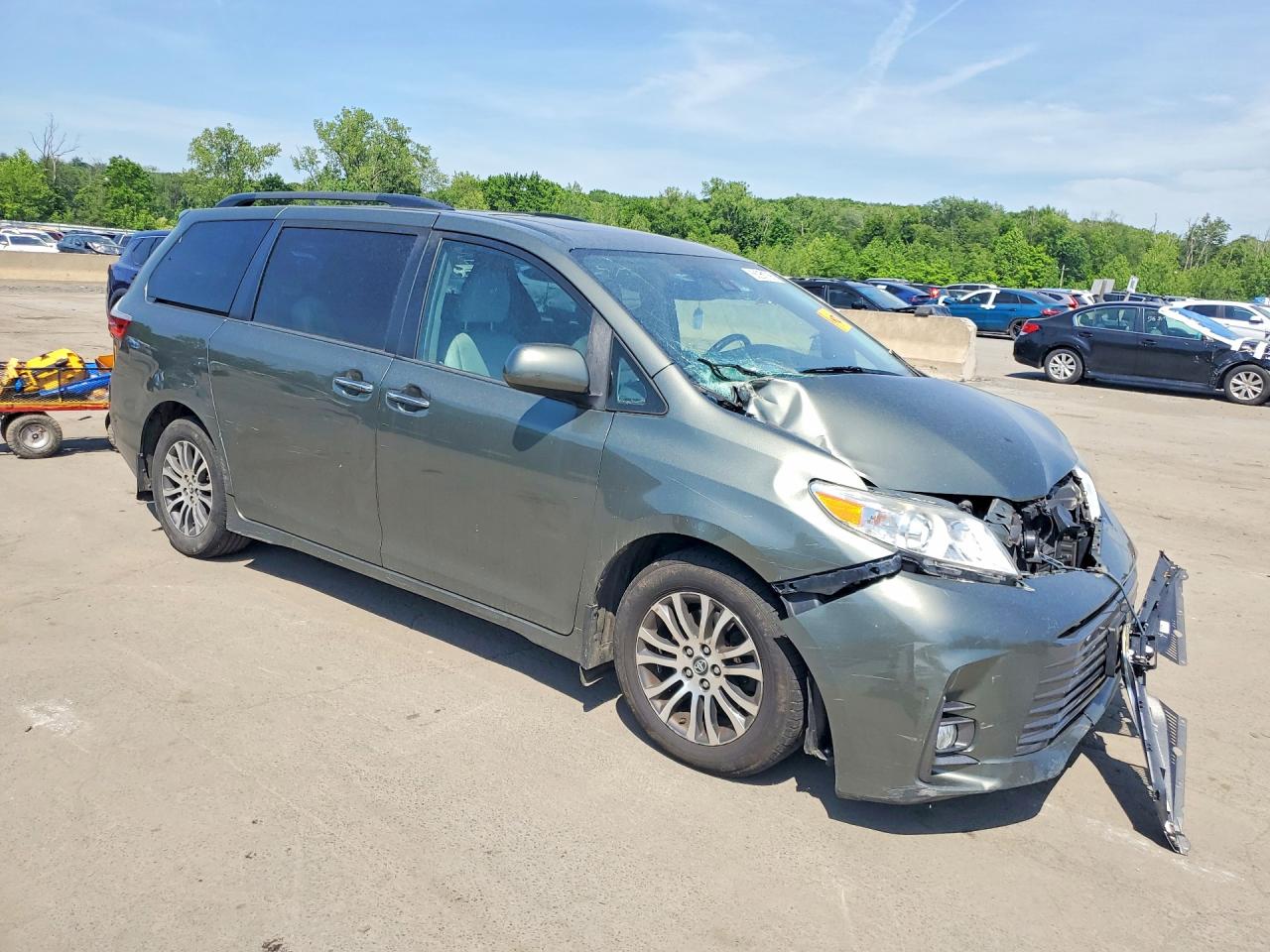 2018 Toyota Sienna Xle 8-passenger Серый vin: 5TDYZ3DC9JS945428