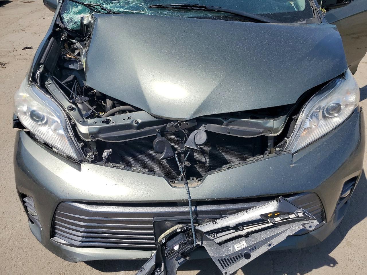 2018 Toyota Sienna Xle 8-passenger Серый vin: 5TDYZ3DC9JS945428