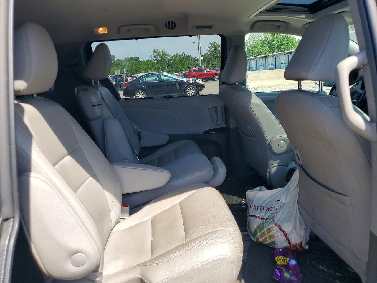 2018 Toyota Sienna Xle 8-passenger Серый vin: 5TDYZ3DC9JS945428