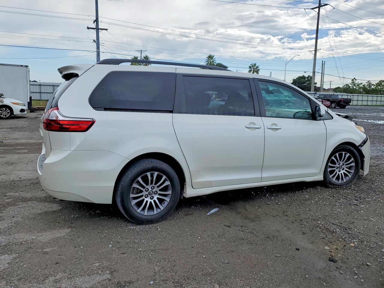 2018 Toyota Sienna Xle 8-passenger White vin: 5TDYZ3DCXJS945700