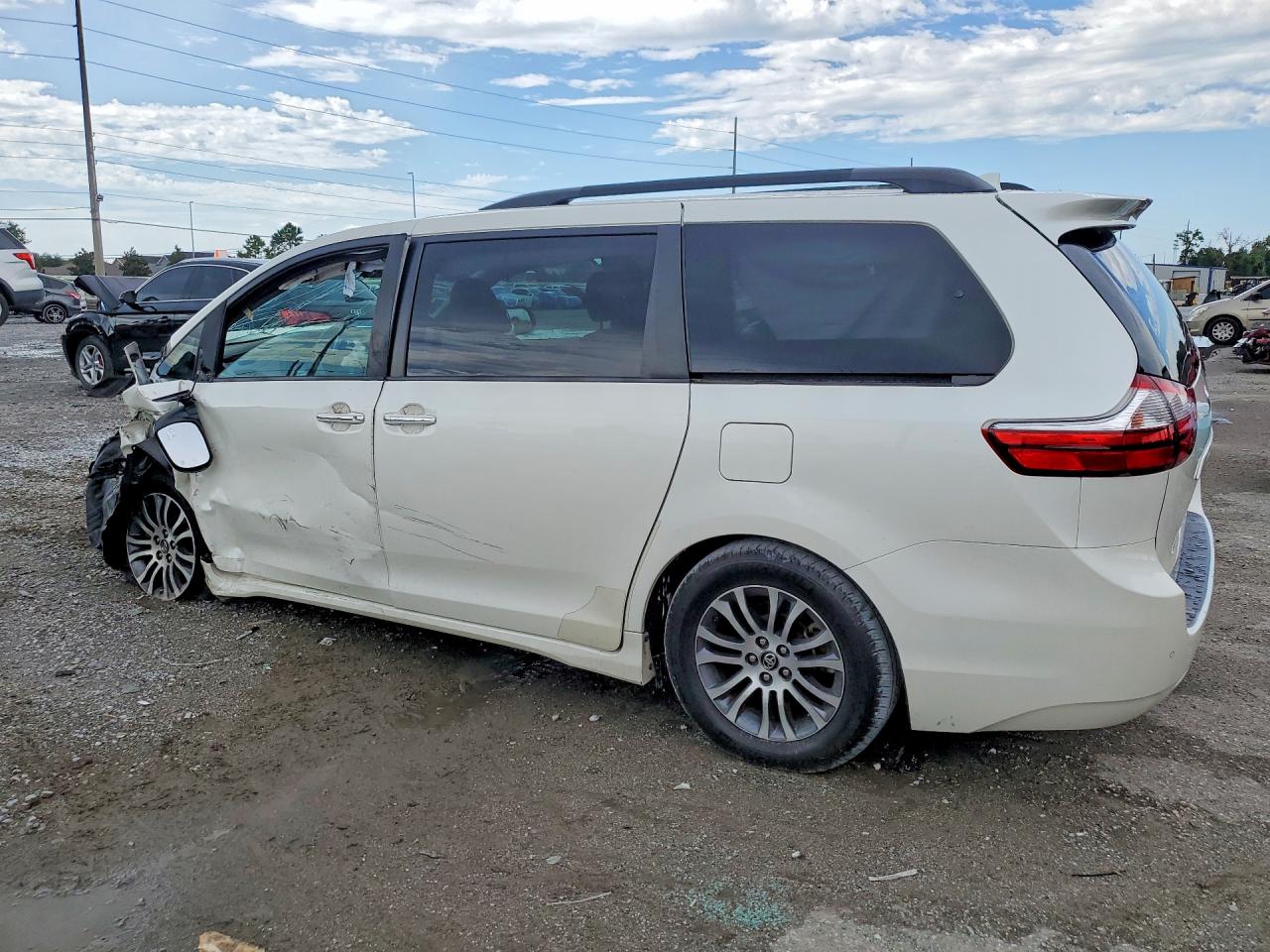 2018 Toyota Sienna Xle 8-passenger White vin: 5TDYZ3DCXJS945700