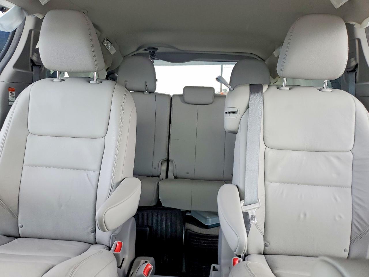 2018 Toyota Sienna Xle 8-passenger White vin: 5TDYZ3DCXJS945700
