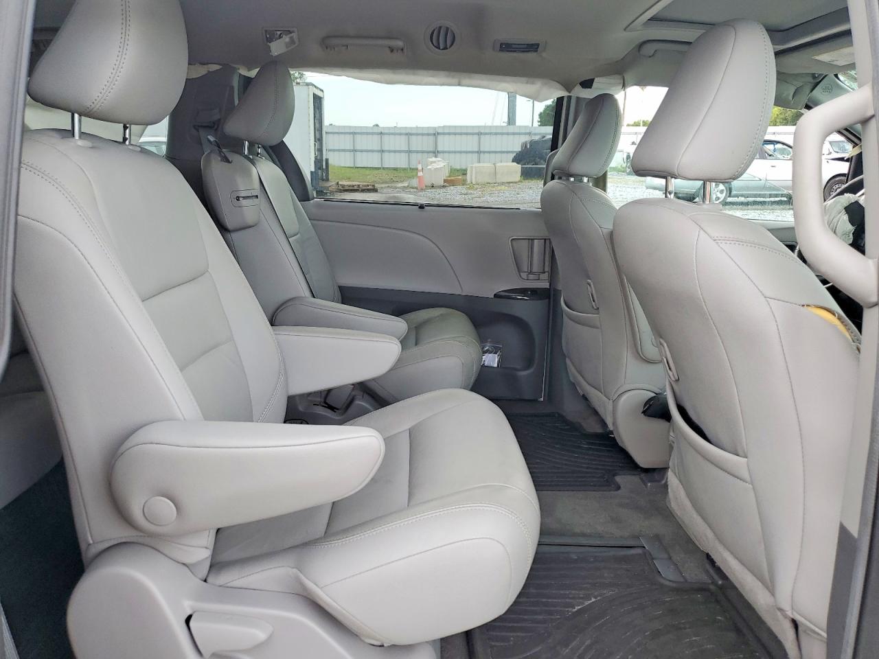 2018 Toyota Sienna Xle 8-passenger White vin: 5TDYZ3DCXJS945700