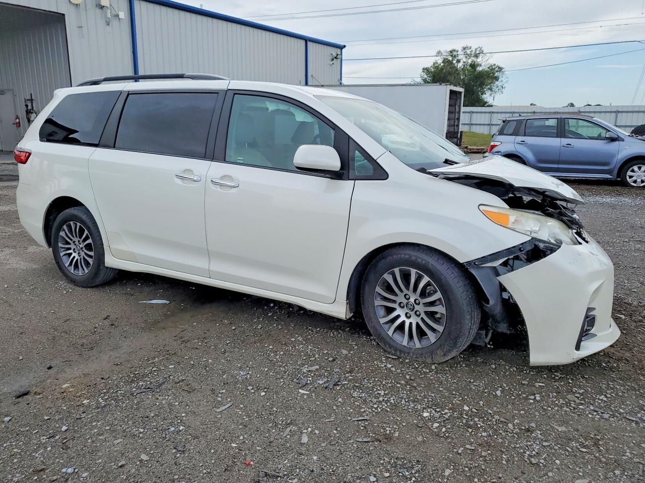 2018 Toyota Sienna Xle 8-passenger White vin: 5TDYZ3DCXJS945700