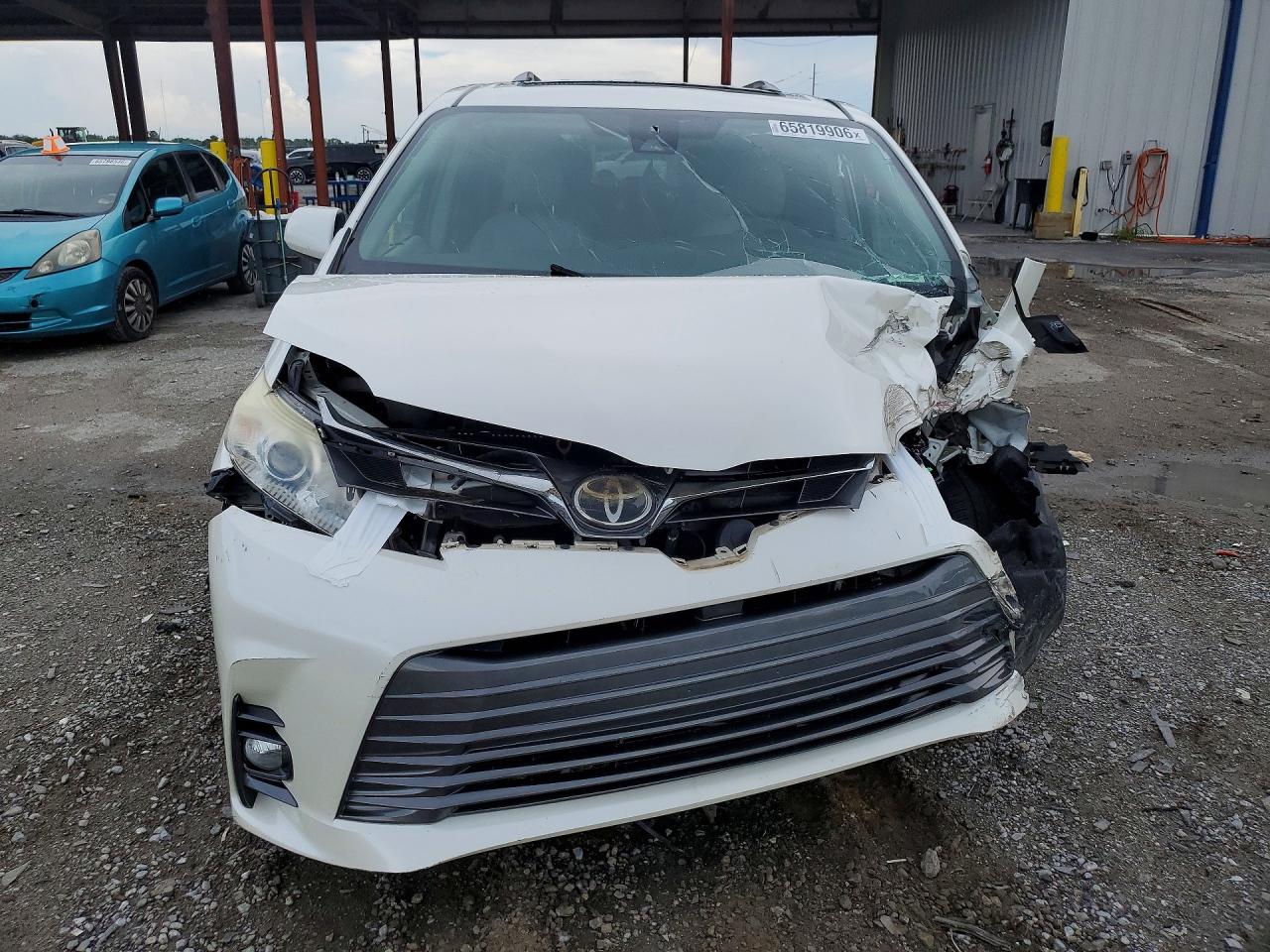 2018 Toyota Sienna Xle 8-passenger White vin: 5TDYZ3DCXJS945700