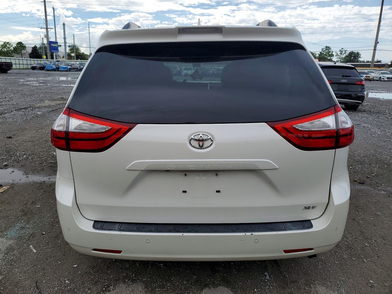 2018 Toyota Sienna Xle 8-passenger White vin: 5TDYZ3DCXJS945700