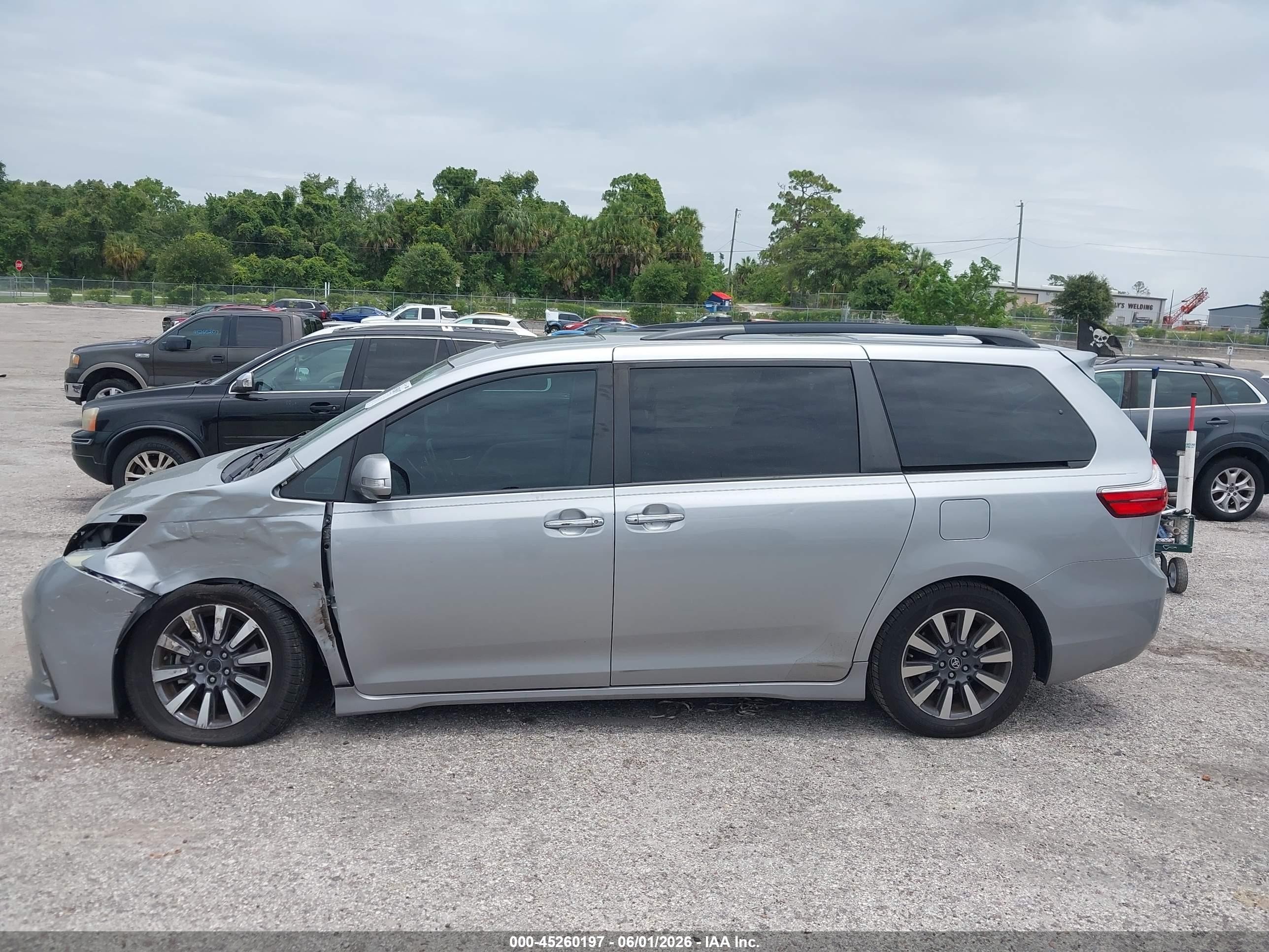 2018 Toyota Sienna Limited 7 Passenger Серый vin: 5TDYZ3DCXJS957944