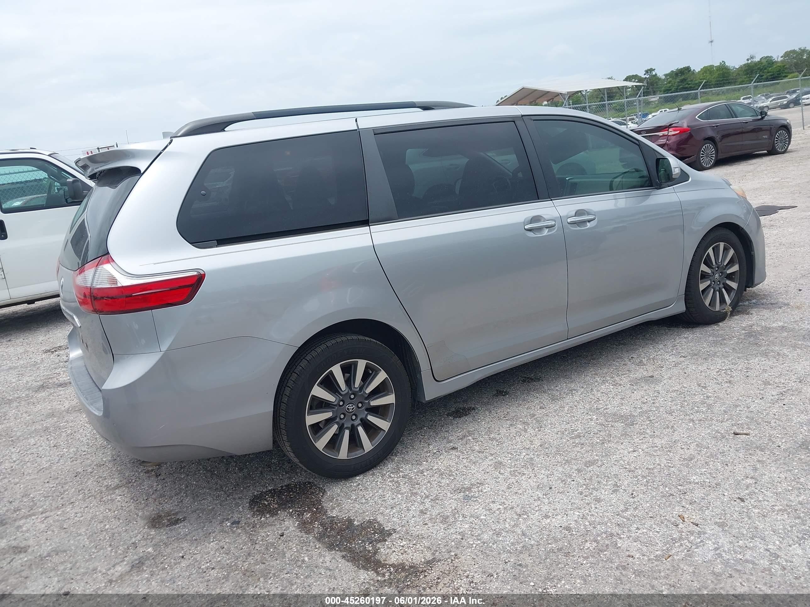 2018 Toyota Sienna Limited 7 Passenger Серый vin: 5TDYZ3DCXJS957944