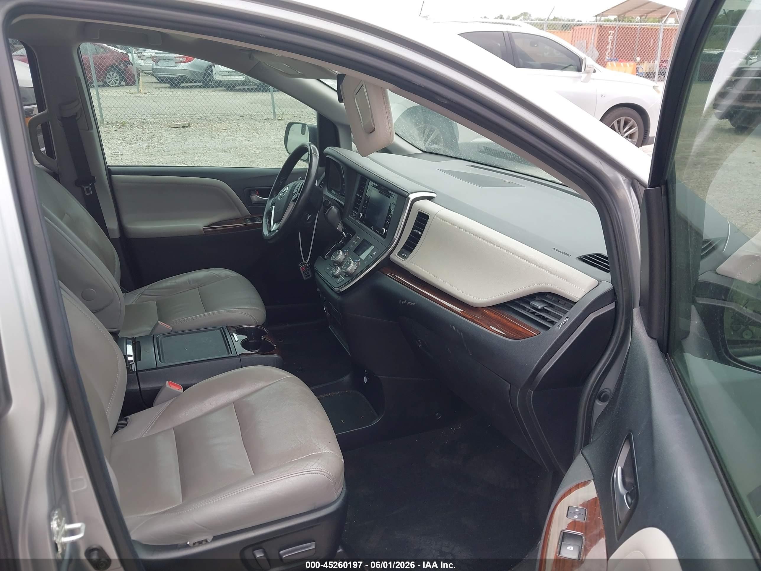 2018 Toyota Sienna Limited 7 Passenger Серый vin: 5TDYZ3DCXJS957944