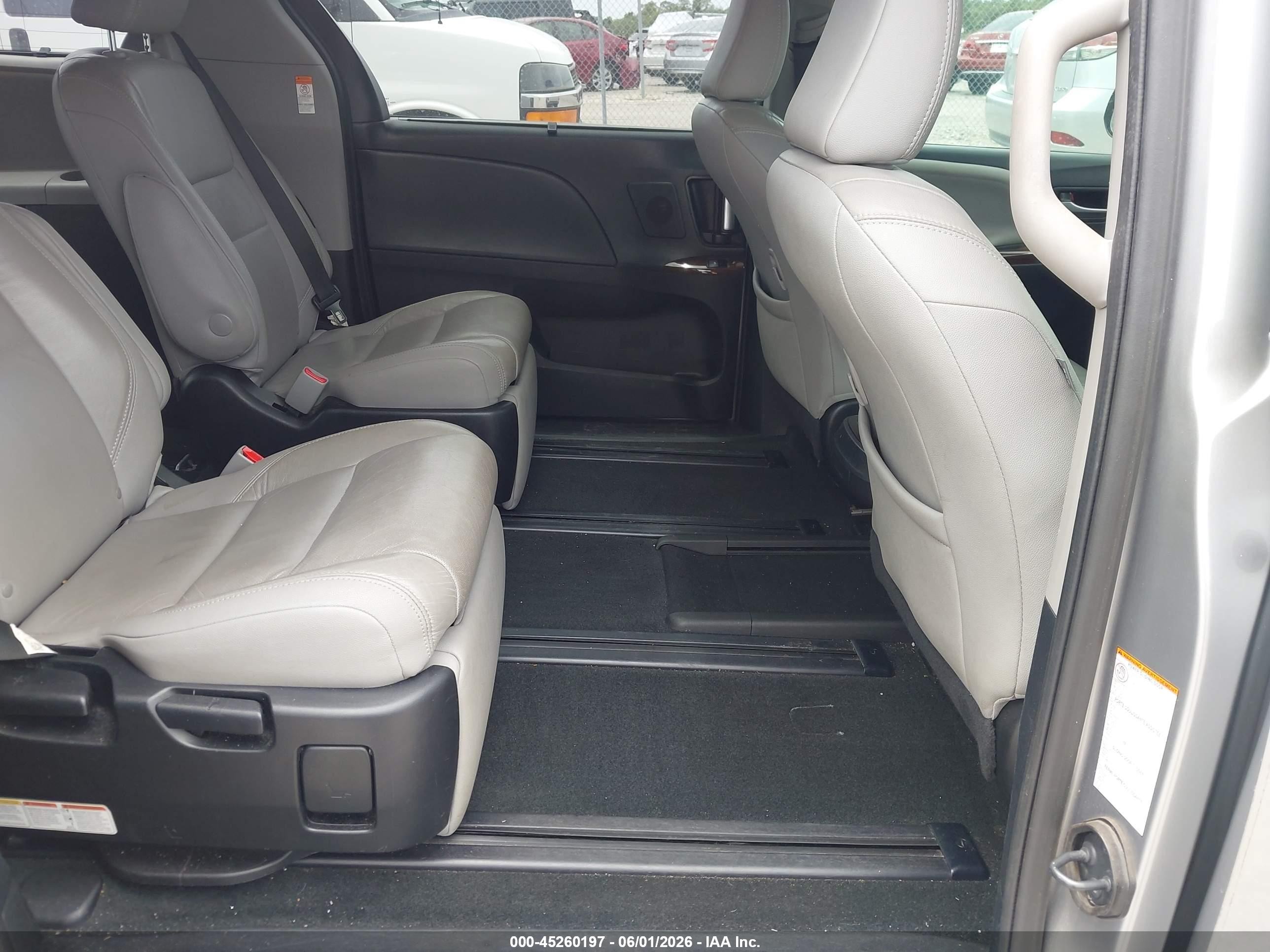 2018 Toyota Sienna Limited 7 Passenger Серый vin: 5TDYZ3DCXJS957944