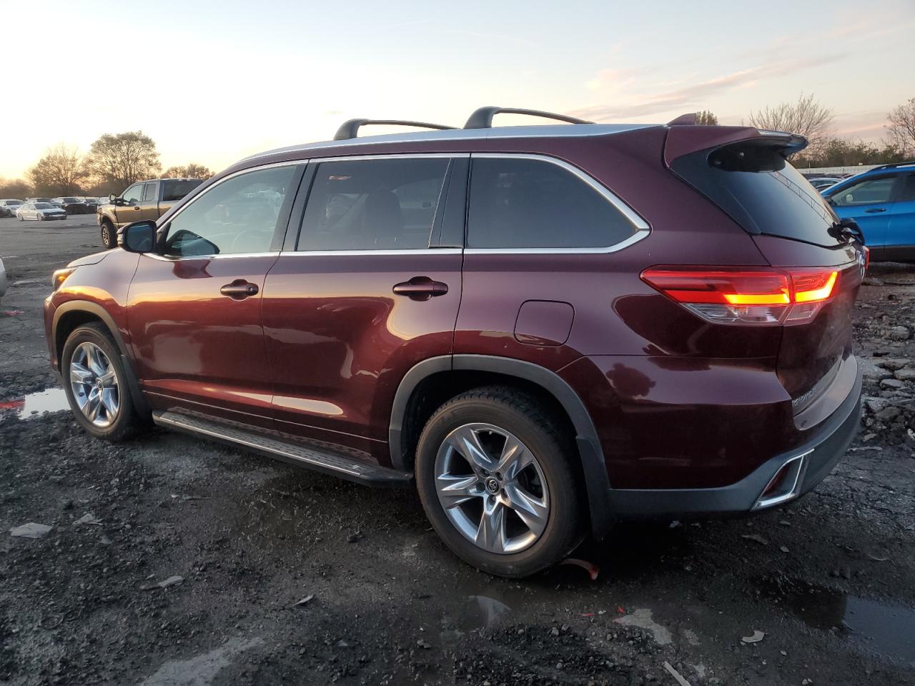 2018 Toyota Highlander Limited Maroon vin: 5TDYZRFH6JS245037