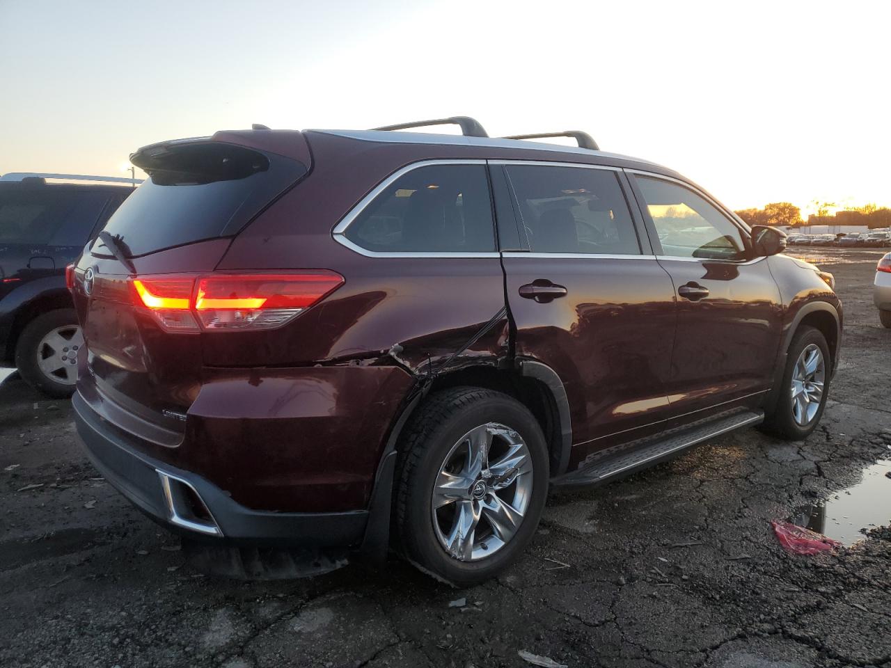 2018 Toyota Highlander Limited Maroon vin: 5TDYZRFH6JS245037
