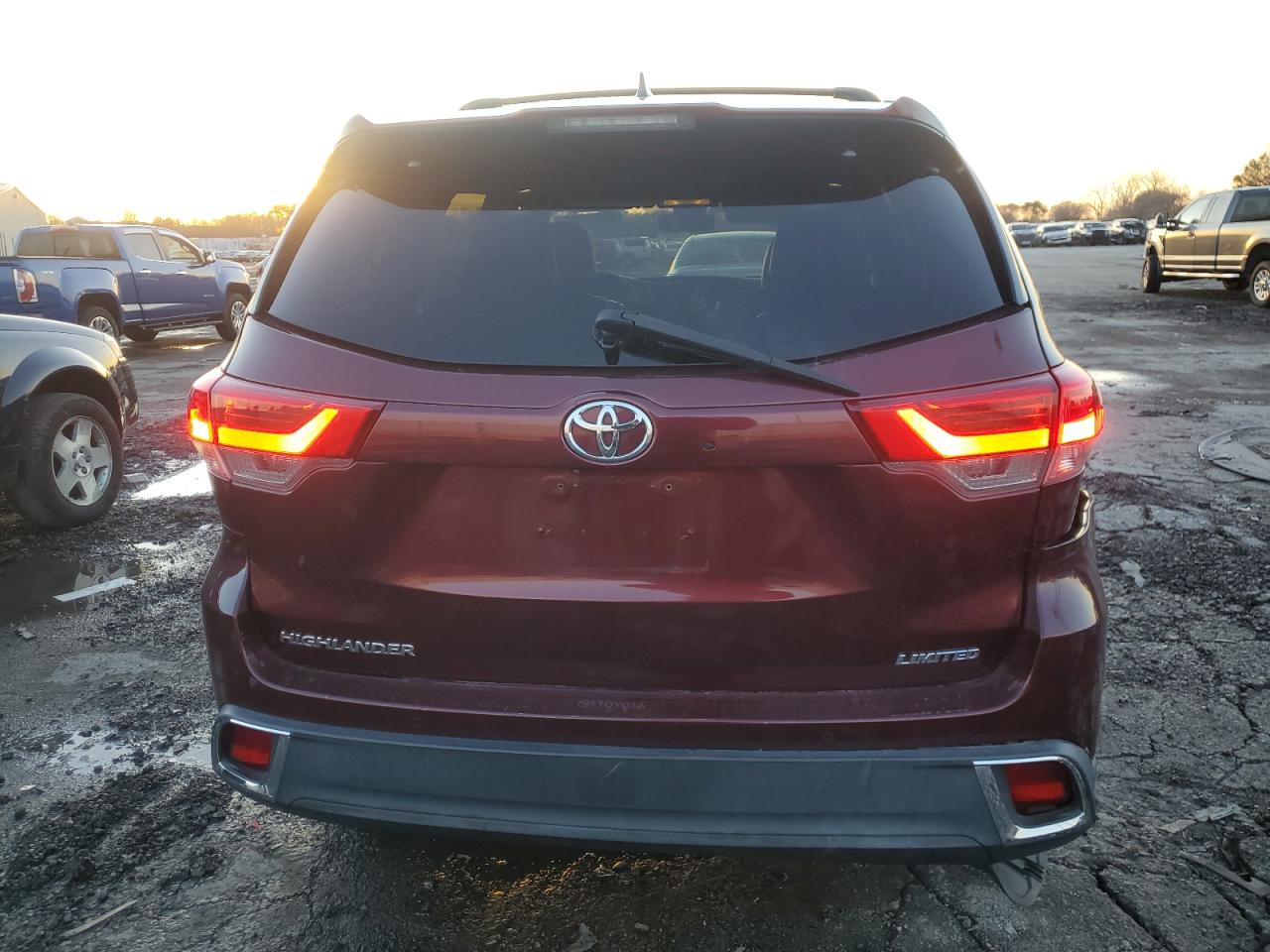 2018 Toyota Highlander Limited Maroon vin: 5TDYZRFH6JS245037