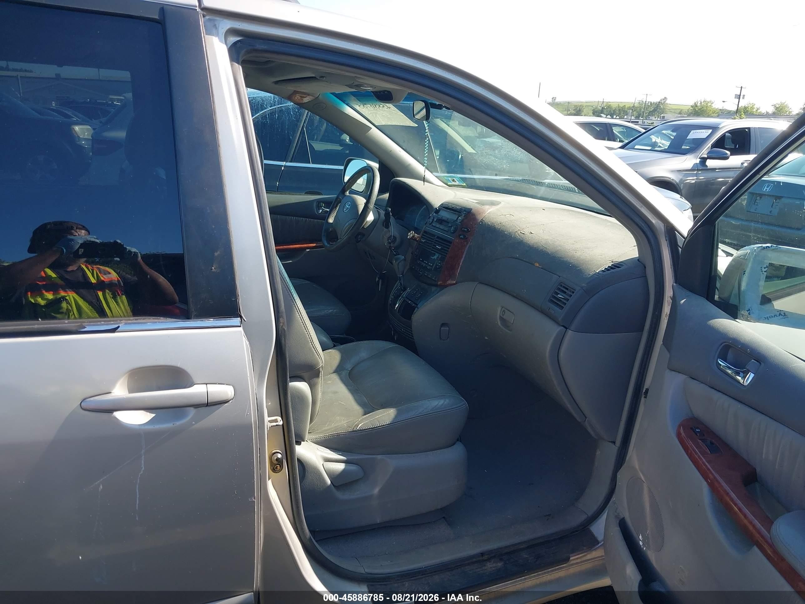 2004 Toyota Sienna Xle Silver vin: 5TDZA22C04S000722