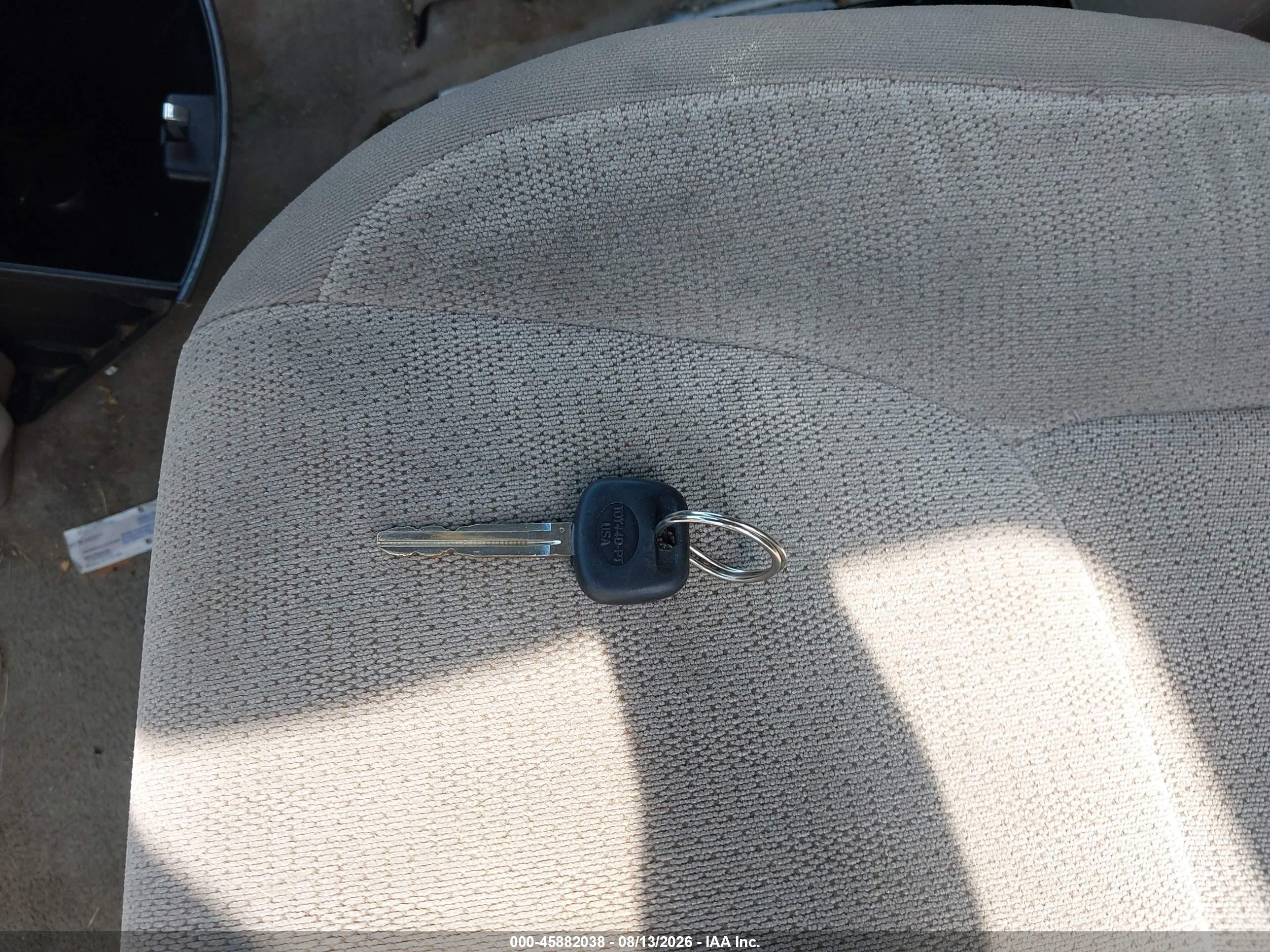 2004 Toyota Sienna Xle White vin: 5TDZA22C14S027296